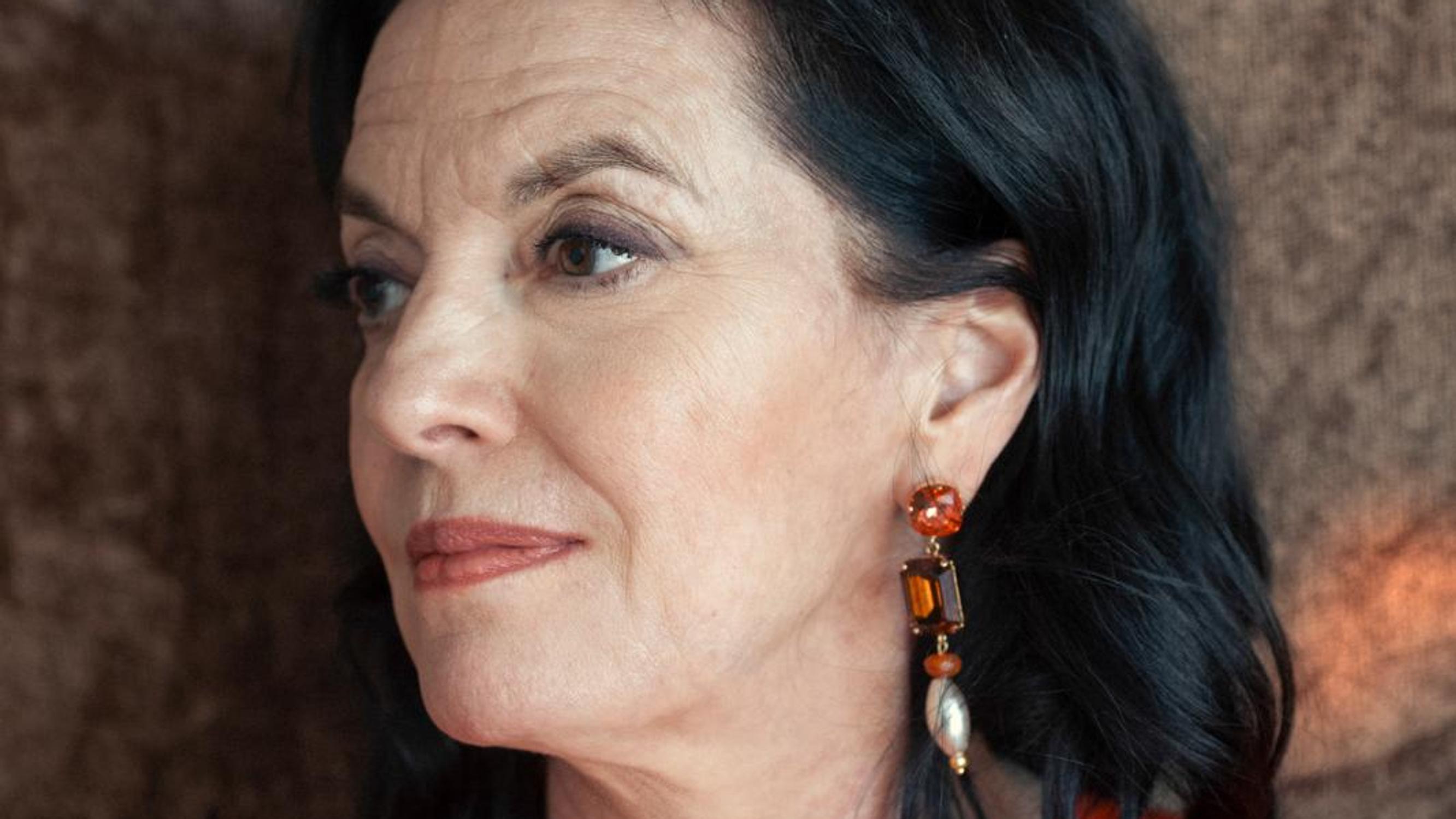 ”Sä olet niin hullu, että sua on pakko lyödä” – Anna-Leena Härkönen kertoo väkivaltaisesta parisuhteestaan uudessa kirjassa