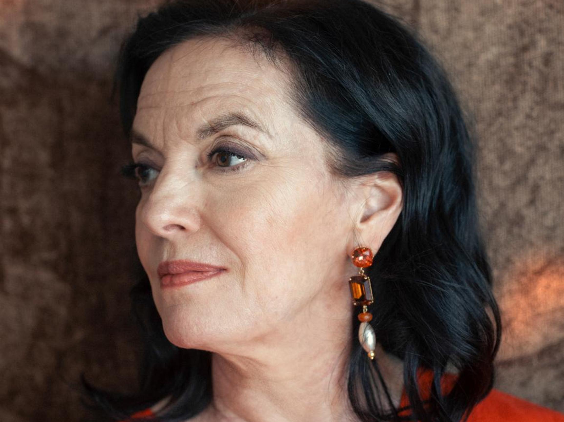 ”Sä olet niin hullu, että sua on pakko lyödä” – Anna-Leena Härkönen kertoo väkivaltaisesta parisuhteestaan uudessa kirjassa