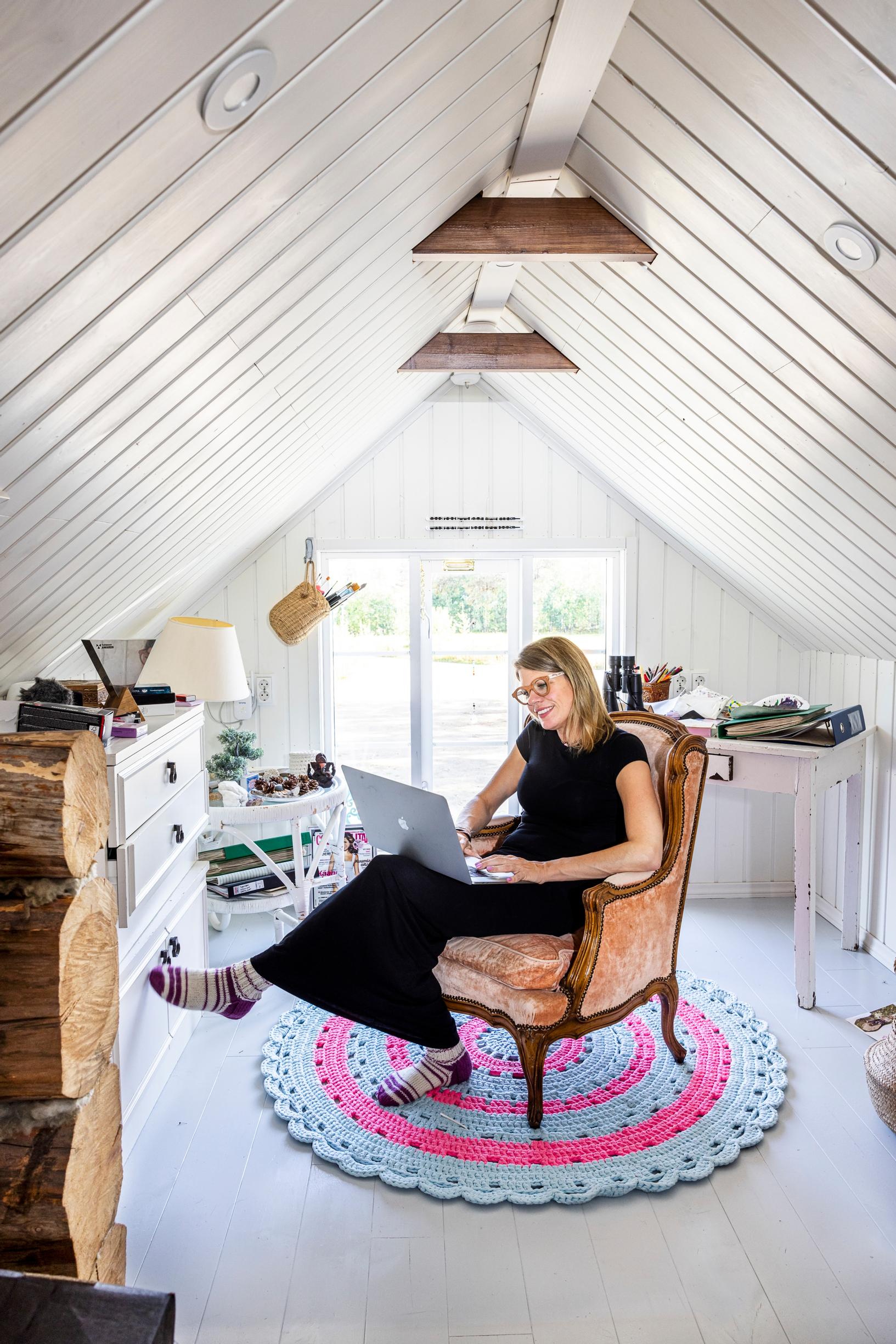 Portaiden yläpäässä on Inarin työtila. Ikkunan ääressä hän kirjoittaa esikoisromaaniaan Vapaus. Ikkunasta on näkymä raitille, jossa kulkee lähinnä poroja.