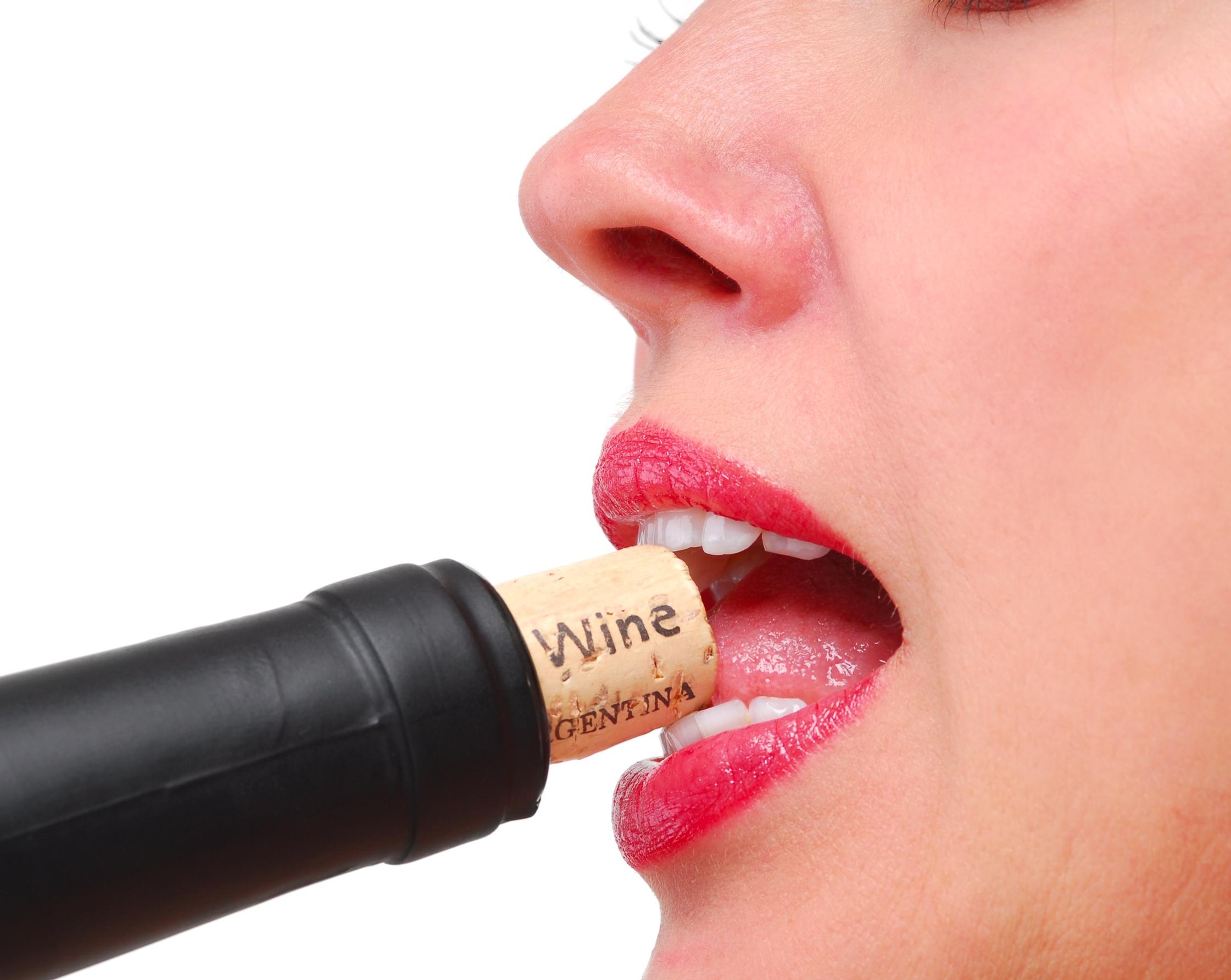 Hampaiden narskuttelija: Näin rentoutat leuan viinipullon korkilla