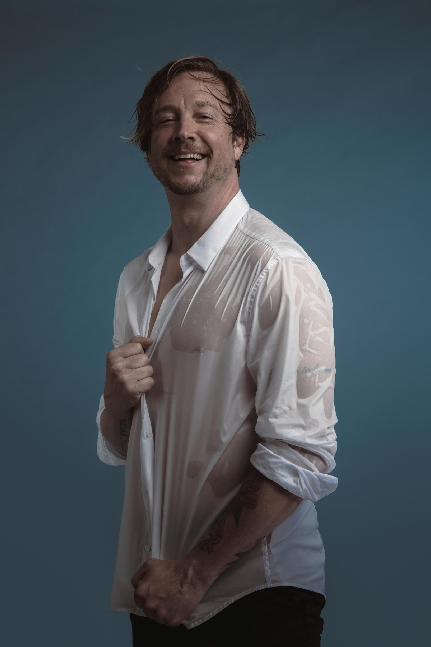 Samu Haber märkä kauluspaita päällään