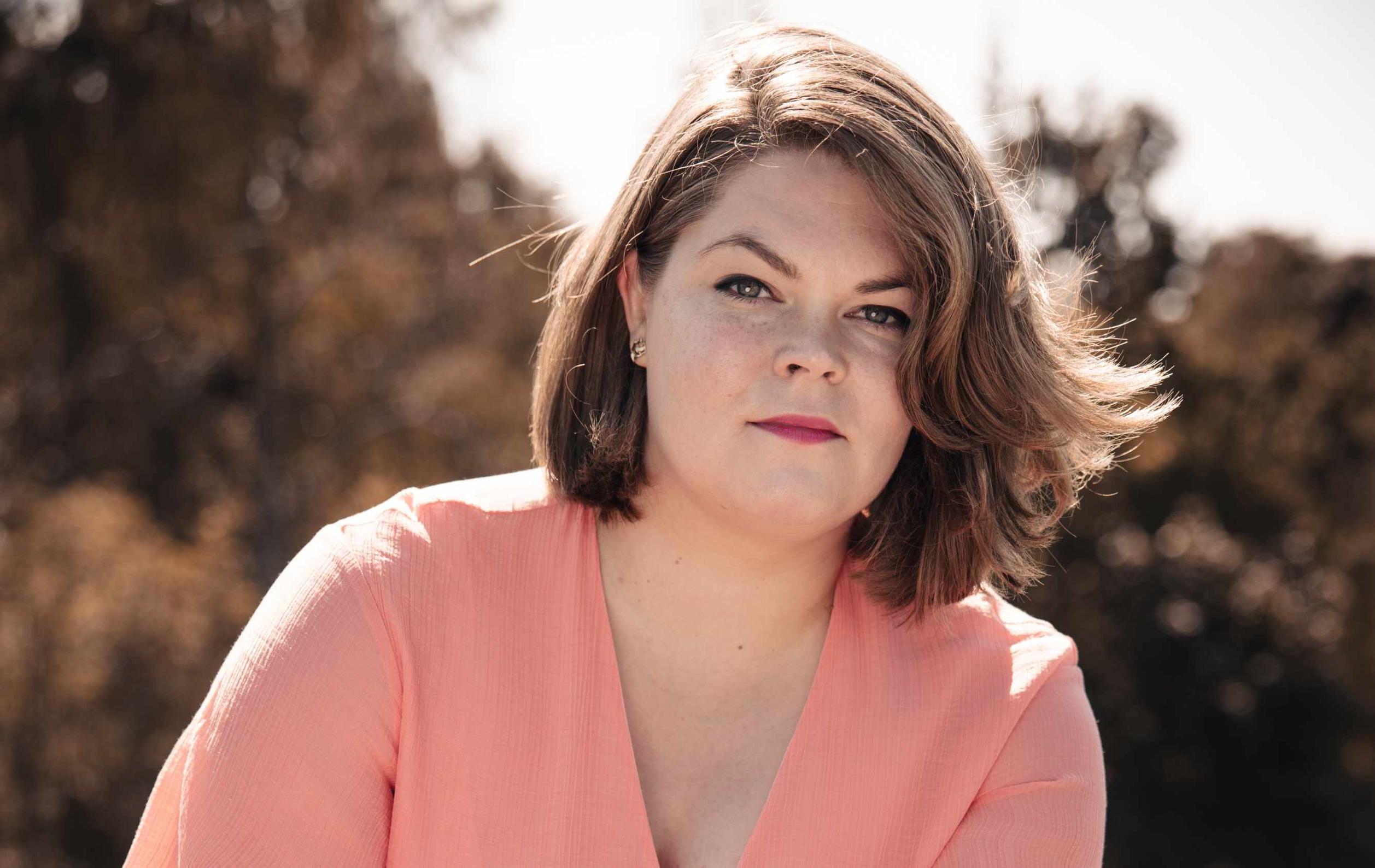 Lapsiperheet ovat uupuneimpia kuin koskaan – syy ei ole kuitenkaan vanhempien itseaiheutetuissa paineissa, kuten usein väitetään, sanoo Anna Munsterhjelm