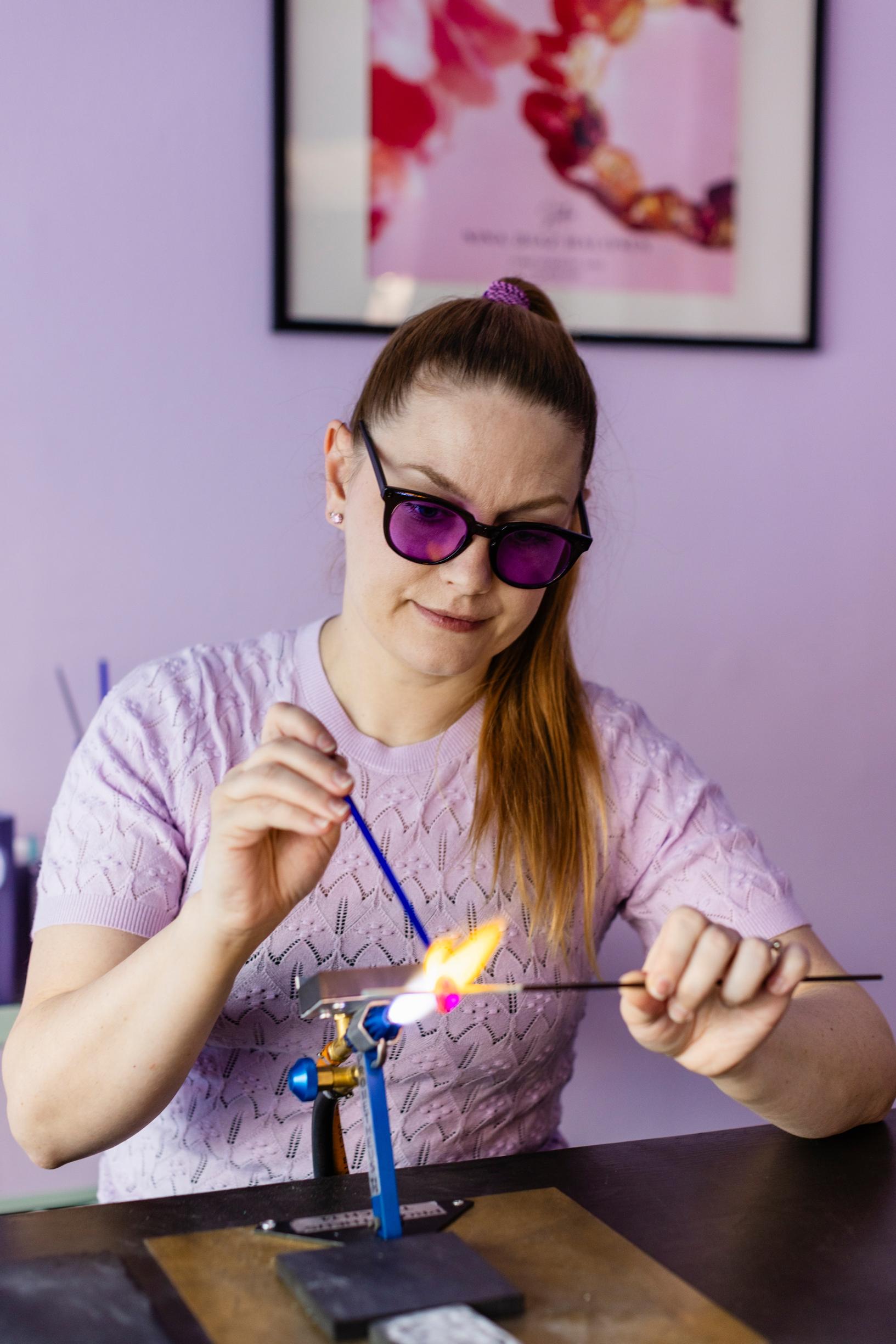 Nina tekee lasihelmiä