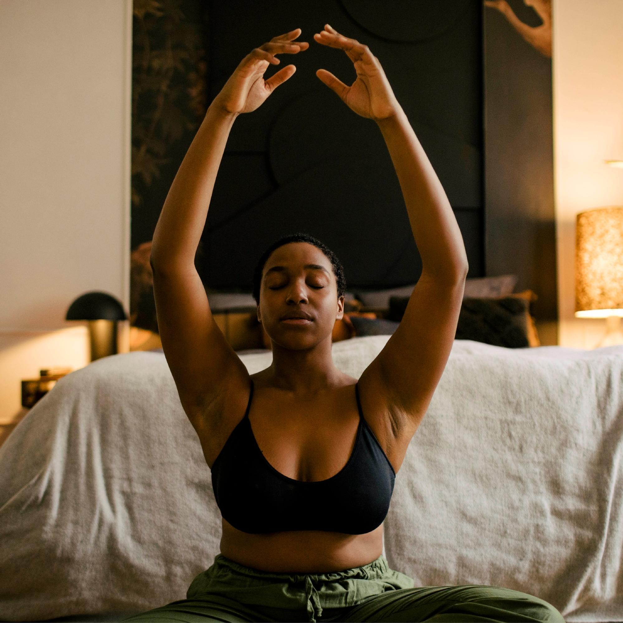 Nämä 3 kehollista keinoa auttavat, kun alkaa ahdistaa – psykoterapeutti kertoo helpon vokaaliharjoituksen