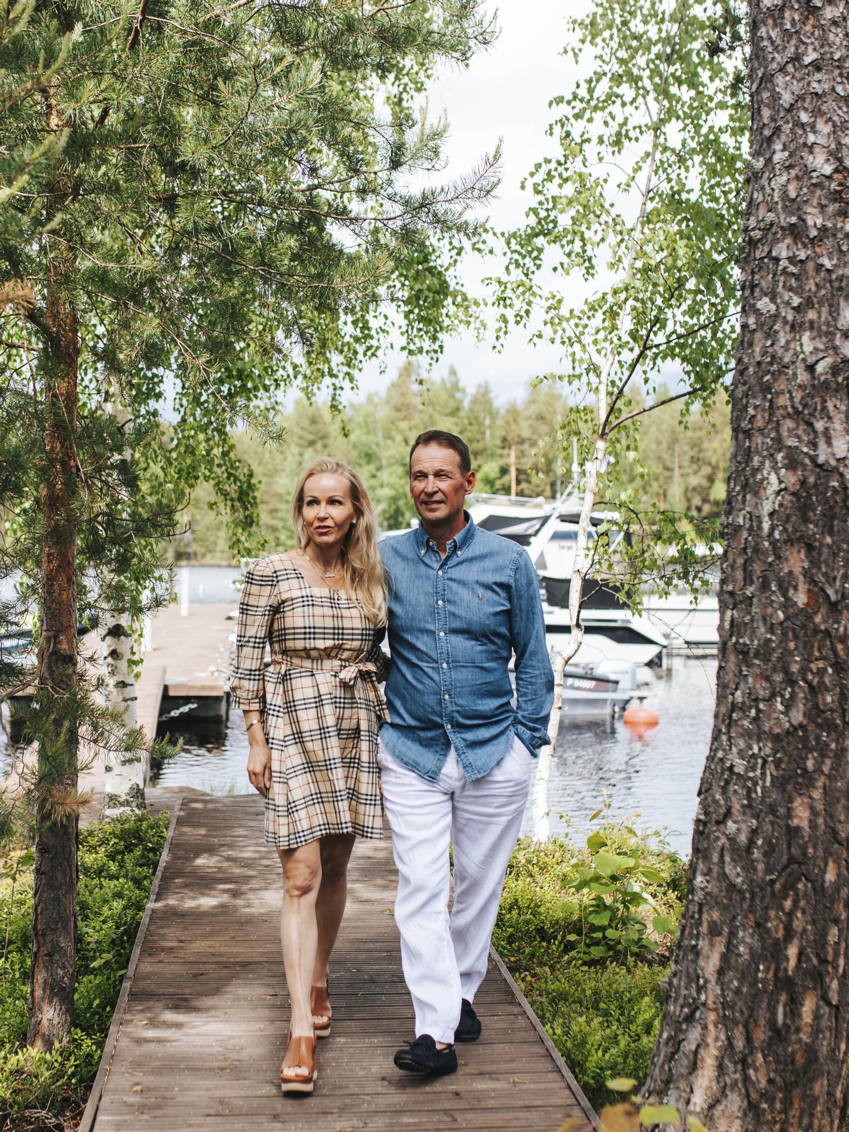 Jääkiekkolegenda Jarmo Myllys ja vaimo Liisa rakastuivat pitkän ystävyyden jälkeen – Savonlinnan-kodin huikea näkymä on kuin ruotsinlaivalta