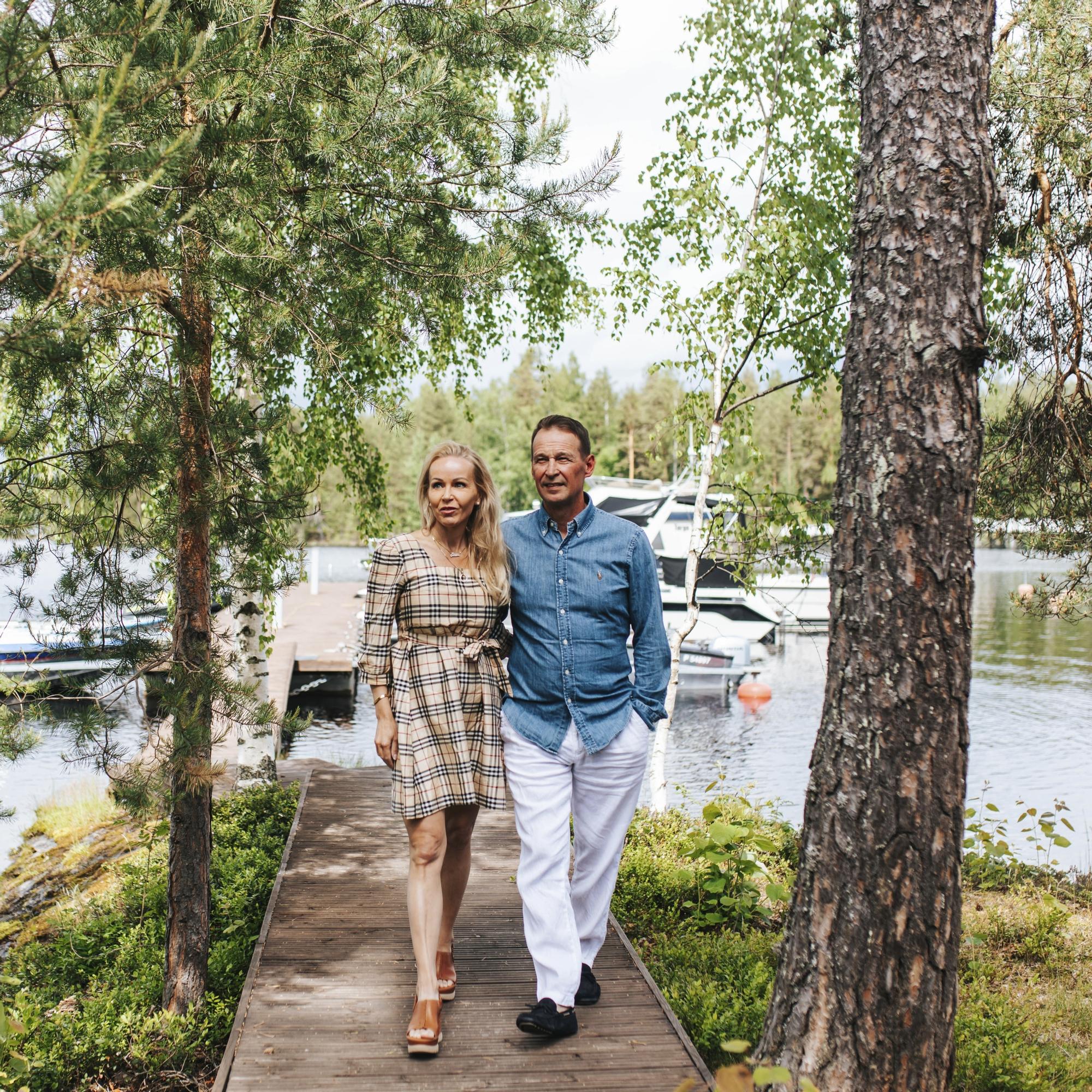 Jääkiekkolegenda Jarmo Myllys ja vaimo Liisa rakastuivat pitkän ystävyyden jälkeen – Savonlinnan-kodin huikea näkymä on kuin ruotsinlaivalta