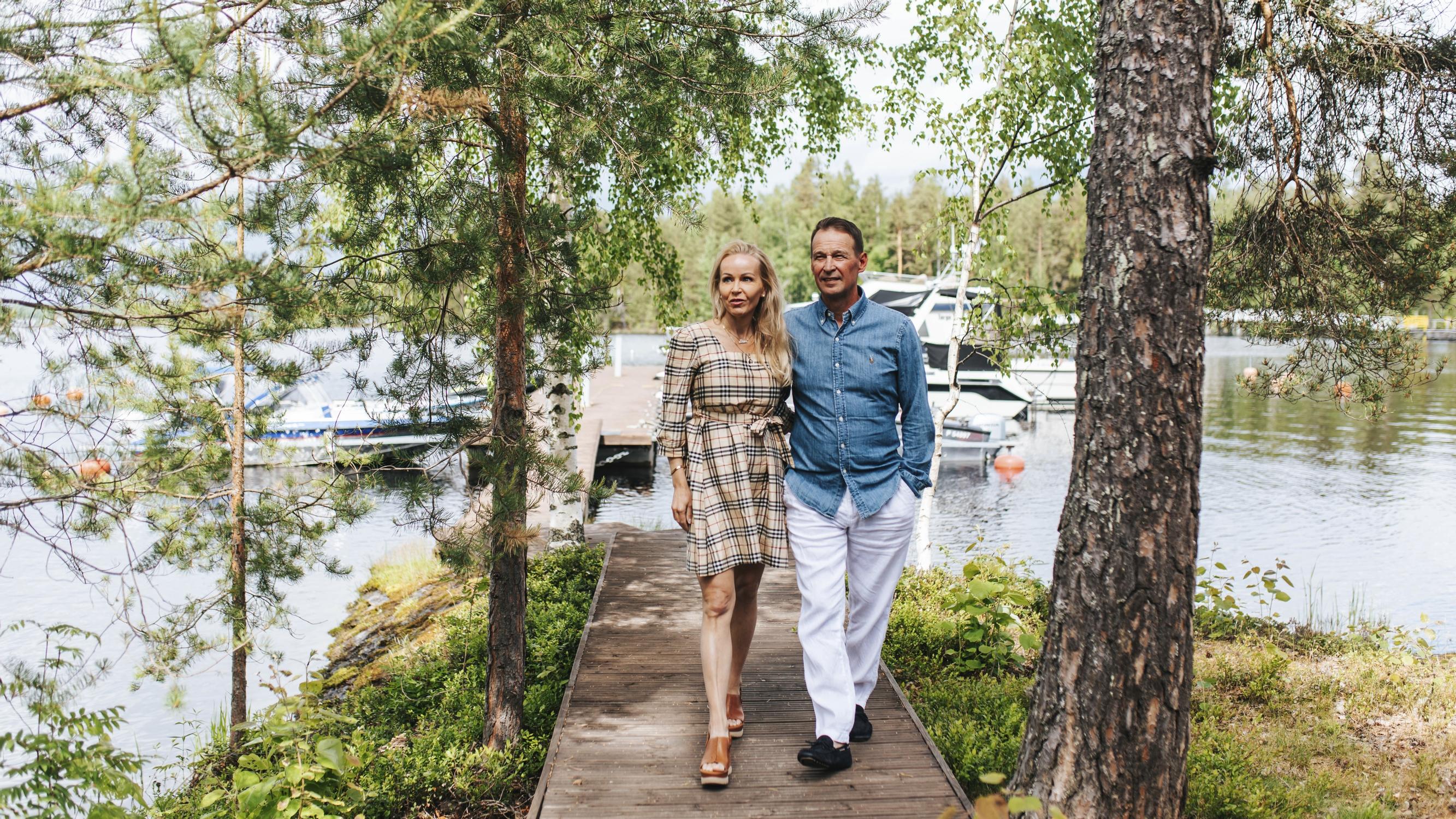 Jääkiekkolegenda Jarmo Myllys ja vaimo Liisa rakastuivat pitkän ystävyyden jälkeen – Savonlinnan-kodin huikea näkymä on kuin ruotsinlaivalta