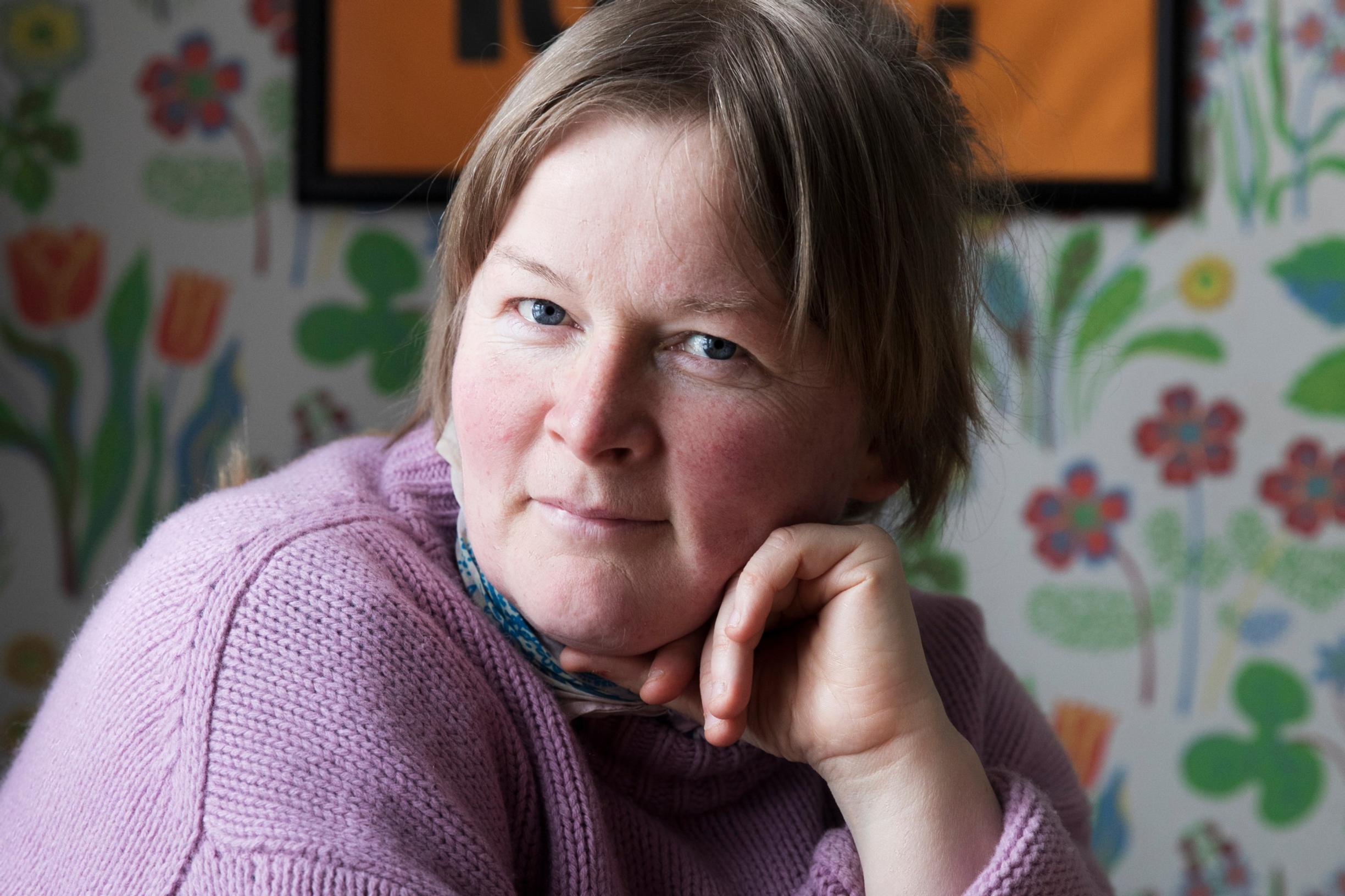 Ulkonäkötutkija Erica Åberg: ”Ajattelemme, että jokainen saa tehdä kehollaan mitä vain – oikeasti ehtona on, ettei saa vanheta ja lihoa”