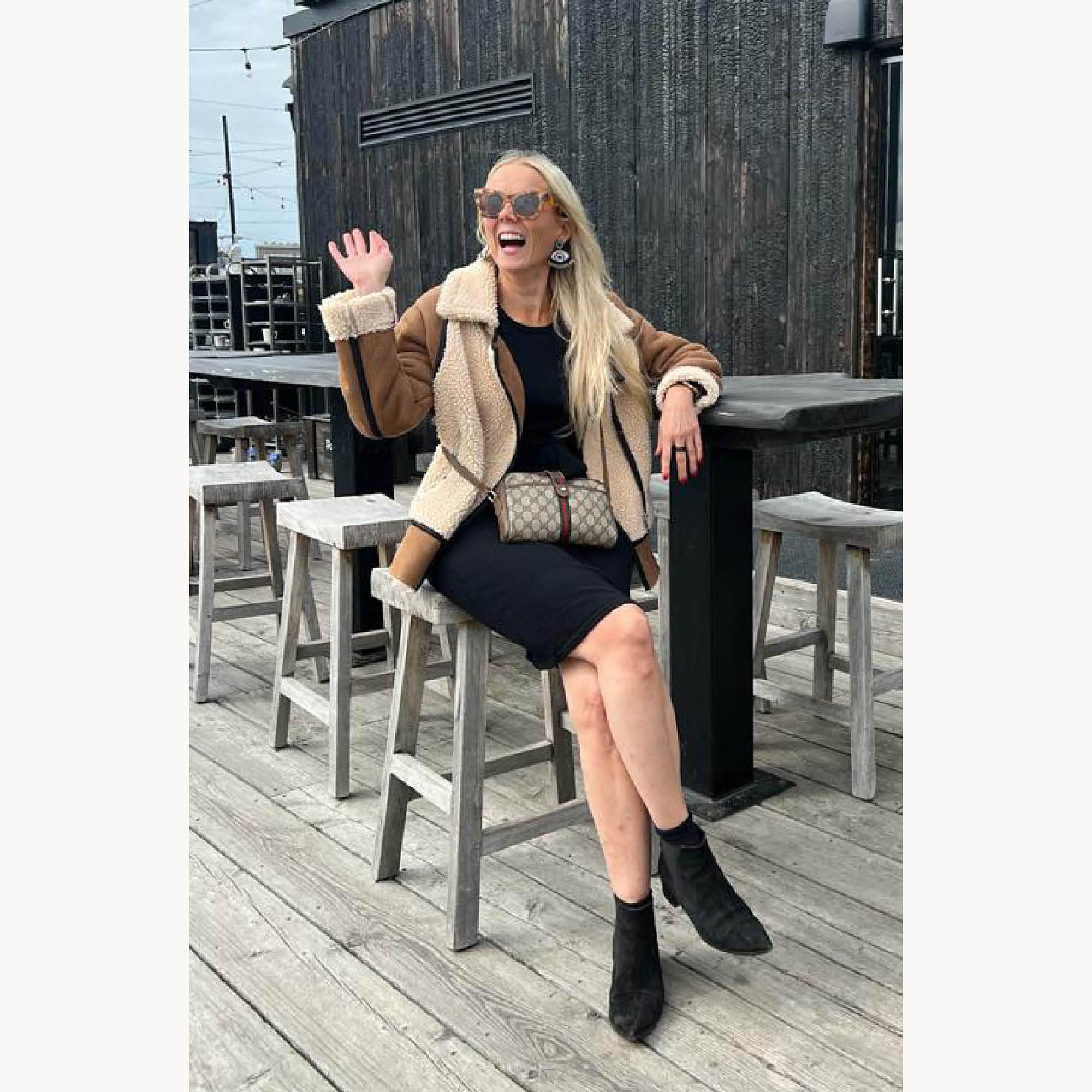 Teddybikertakki kirpputorilta. Mokkanilkkurit Acne Studios, second hand. Laukku Gucci, second hand. Aurinkolasit Miny/Tokmanni. Korvakorut Kreikasta.