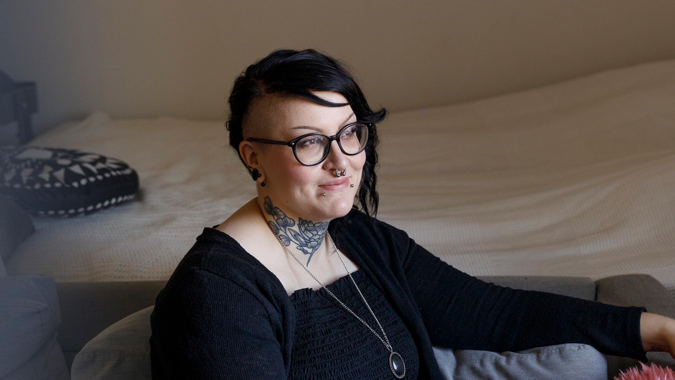 Anna on autisti ja häntä harmittaa, että autistien sosiaalisia kykyjä vähätellään – tämän lauseen hän sanoo ystävilleen, kun he ahdistuvat parisuhteissaan