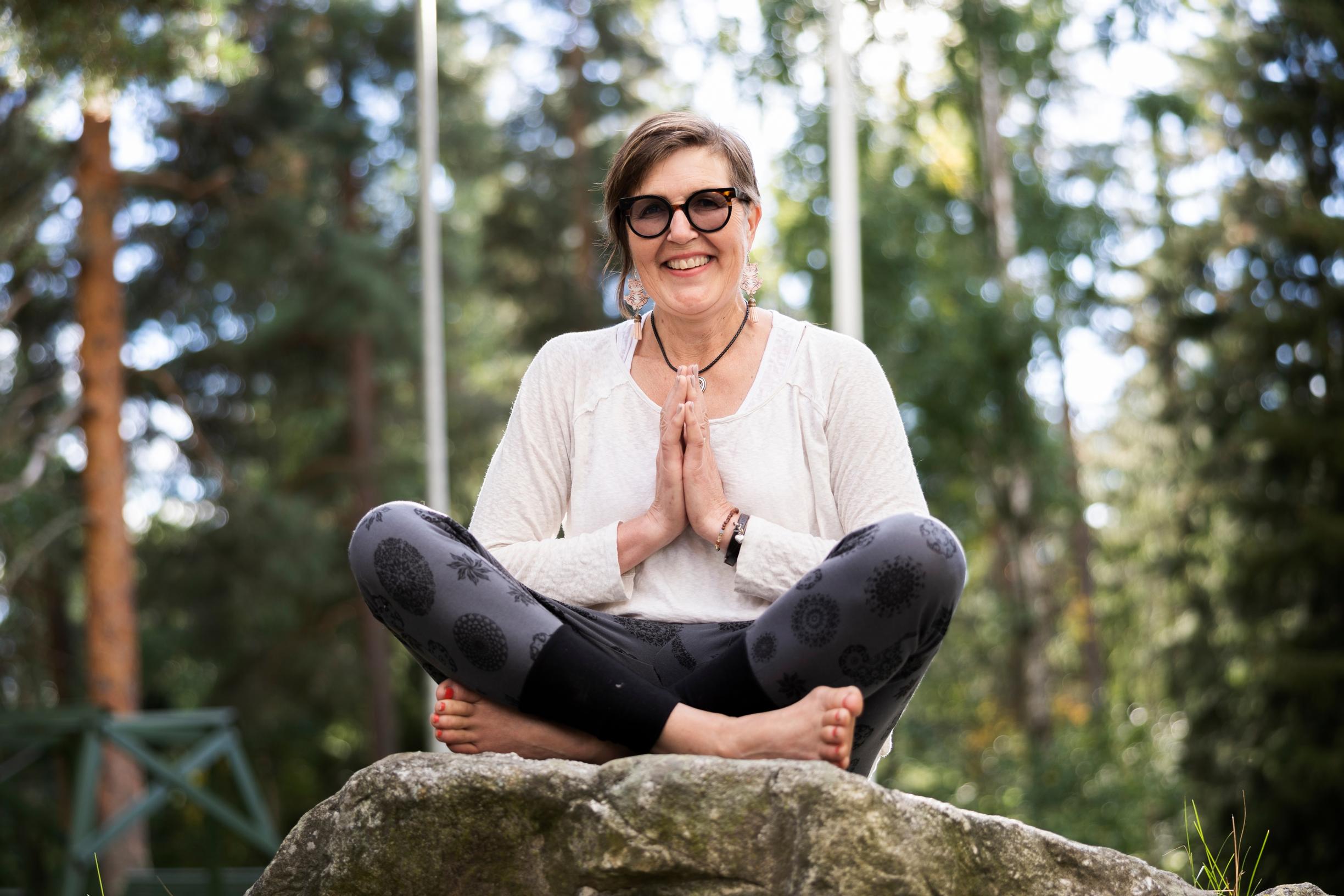 Työuupumus ja masennus saivat Taru Juvosen etsimään apua terapiasta ja kundaliinijoogasta: ”Hämmästyin, miten hyvin harjoituksilla pystyy tasaamaan mieltä”