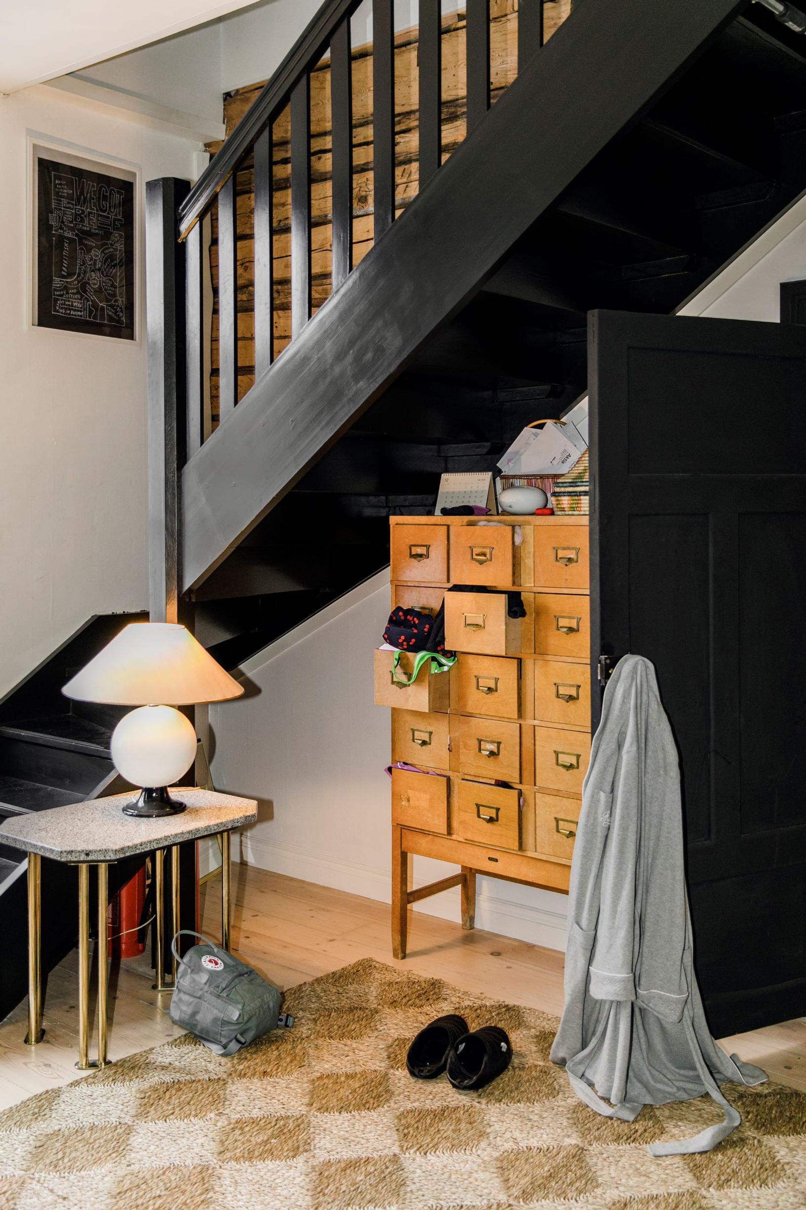 Eteisen lamppu on kirppislöytö. Myös laatikosto on vintagea ja kulkenut mukana Punkaharjulta. Laatikostossa säilytetään pipoja, hanskoja ja muuta pientä.