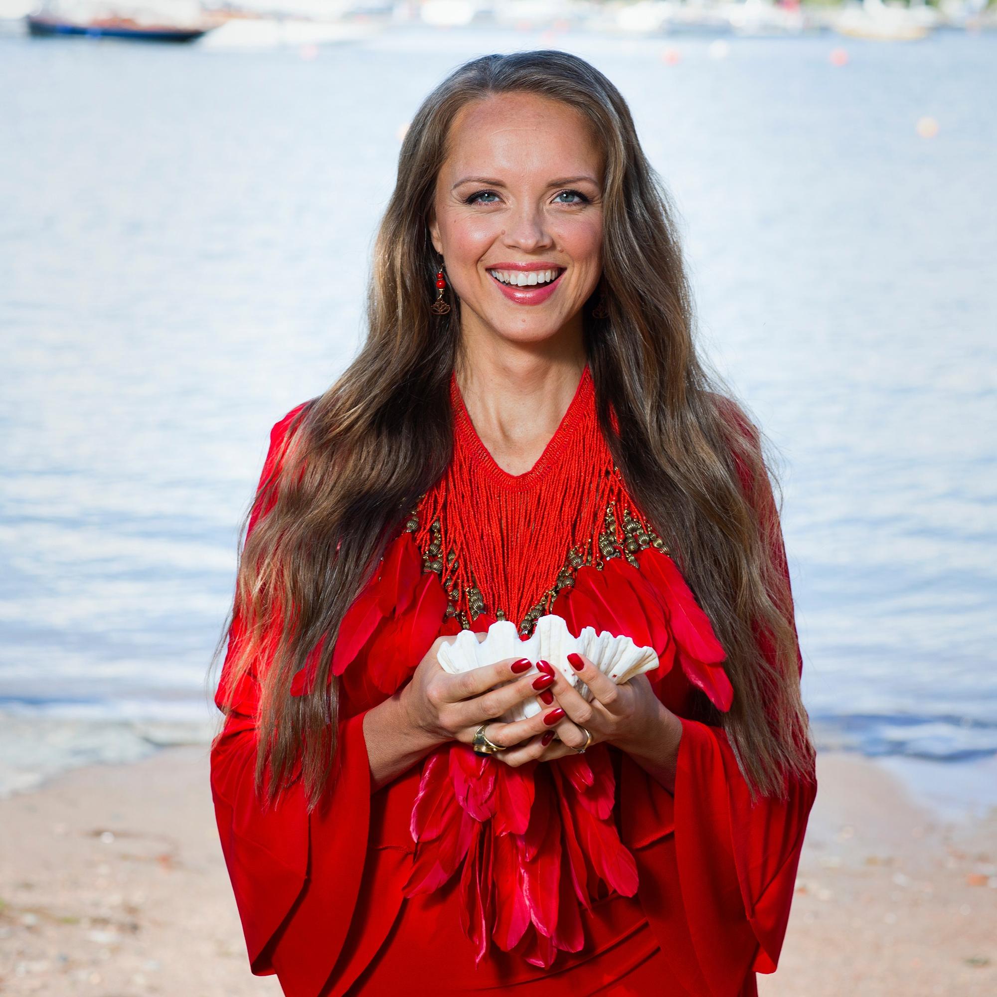 Kirsi simpukka kädessä