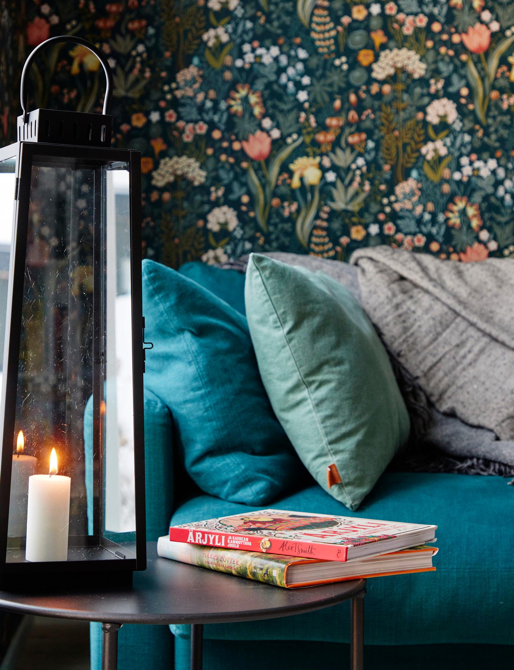 Hannele työskentelee alakerran kirjastohuoneessa. Sen tapetti on Boråstapeterin Blomsterhav.