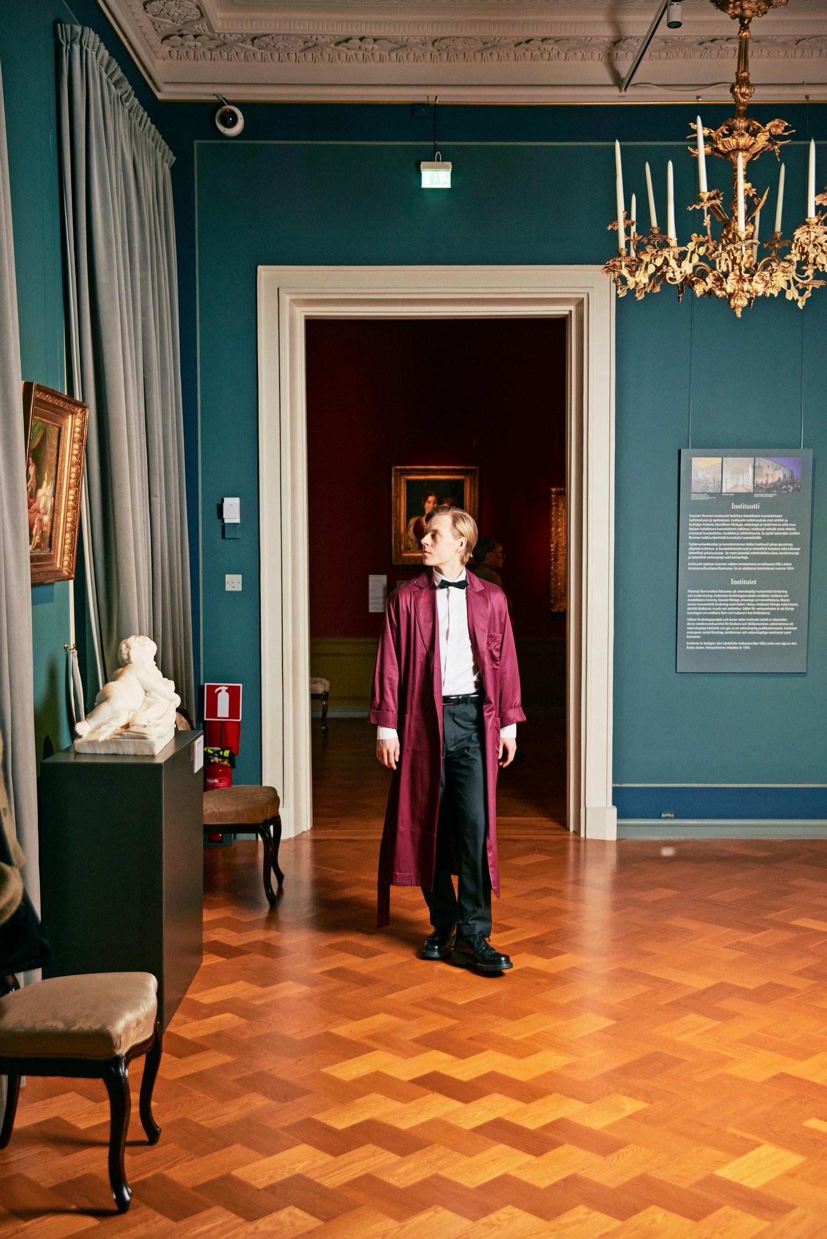 Atte kävelee galleriassa