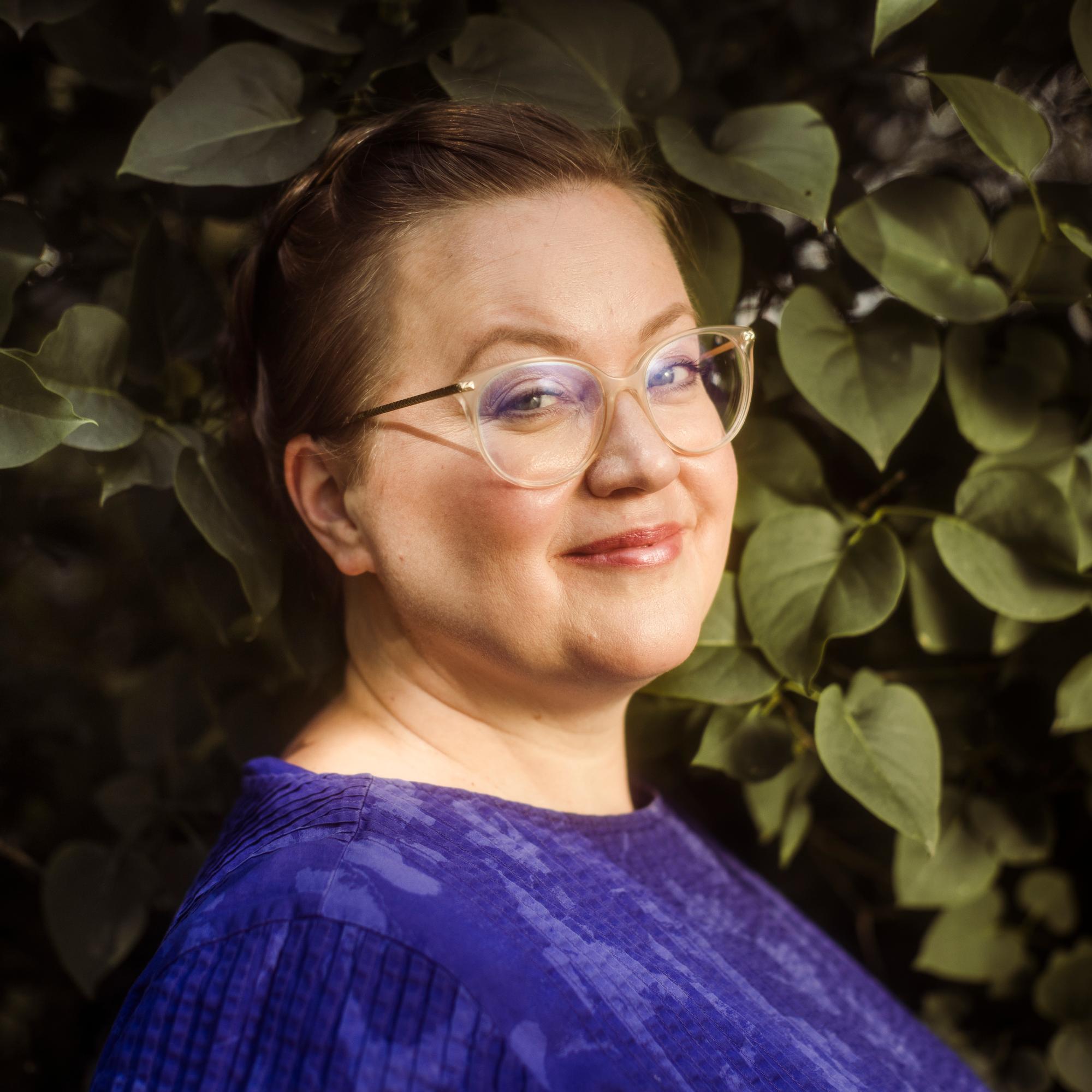 Anna-Riikka Carlson jätti huippupestin kirja-alalla – omistautuu nyt Eeva Kilvelle: ”Eeva on päättänyt luottaa minuun”