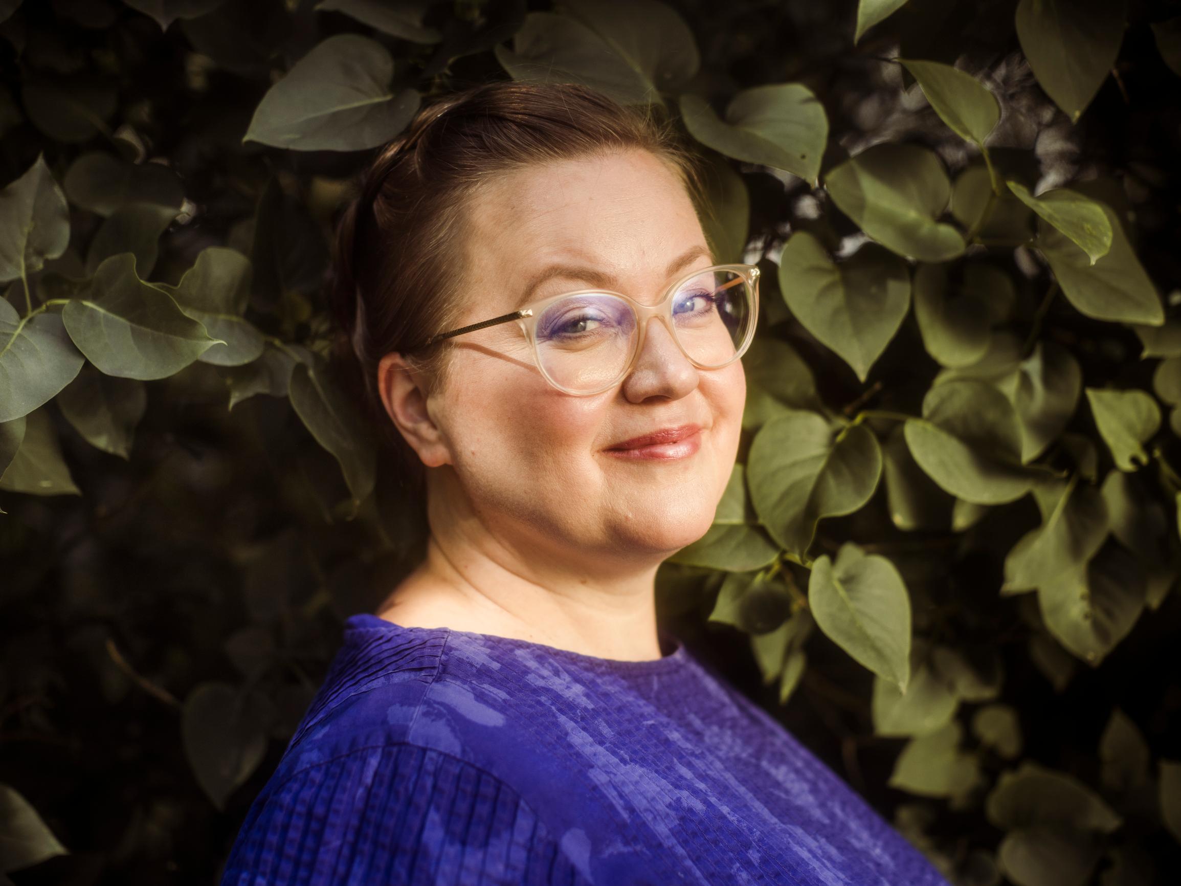 Anna-Riikka Carlson jätti huippupestin kirja-alalla – omistautuu nyt Eeva Kilvelle: ”Eeva on päättänyt luottaa minuun”