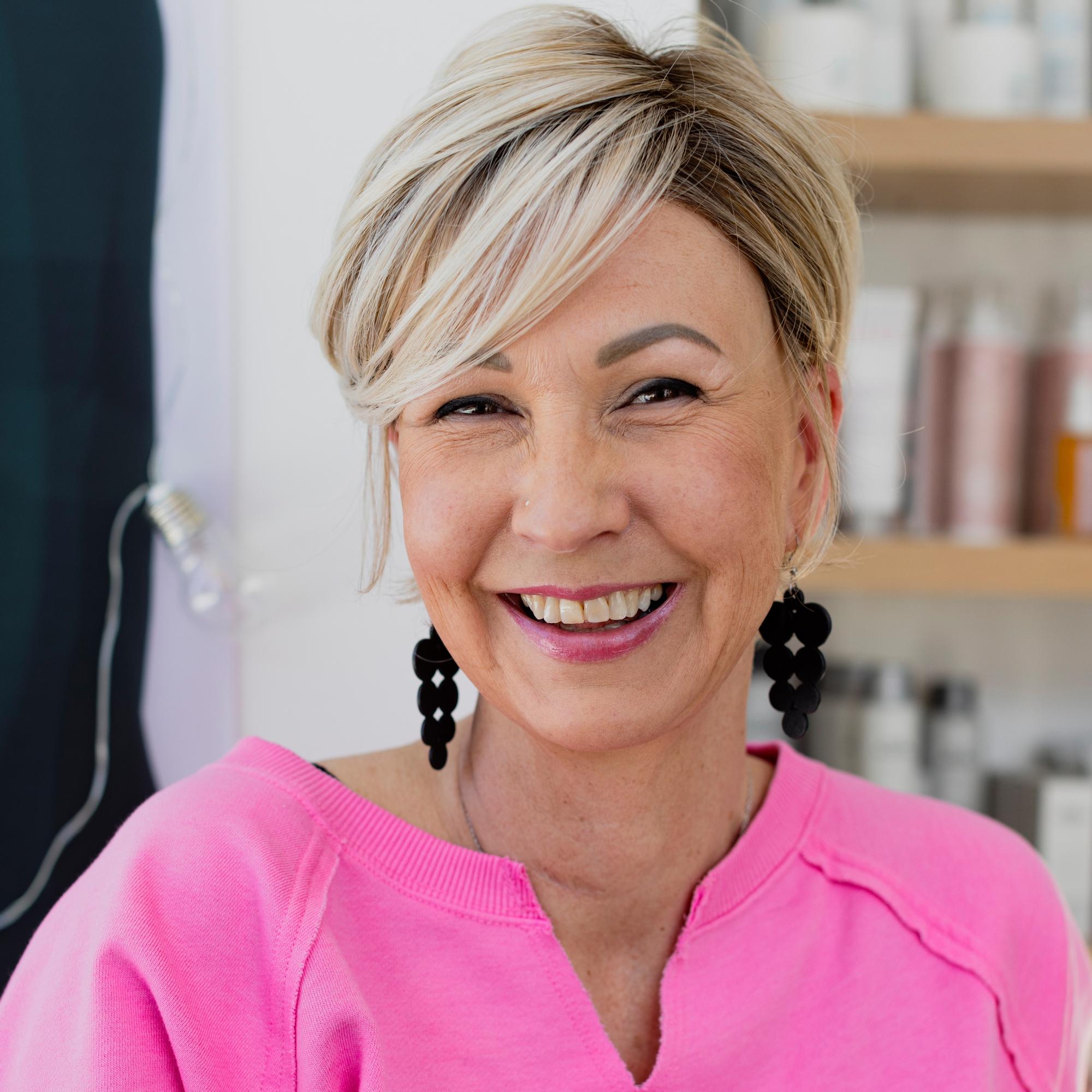 Kampaaja Virpin hiukset alkoivat lähteä tupoittain 50-vuotiaana – ”Olin järkyttynyt, kun en tiennyt, mitä tapahtuu”