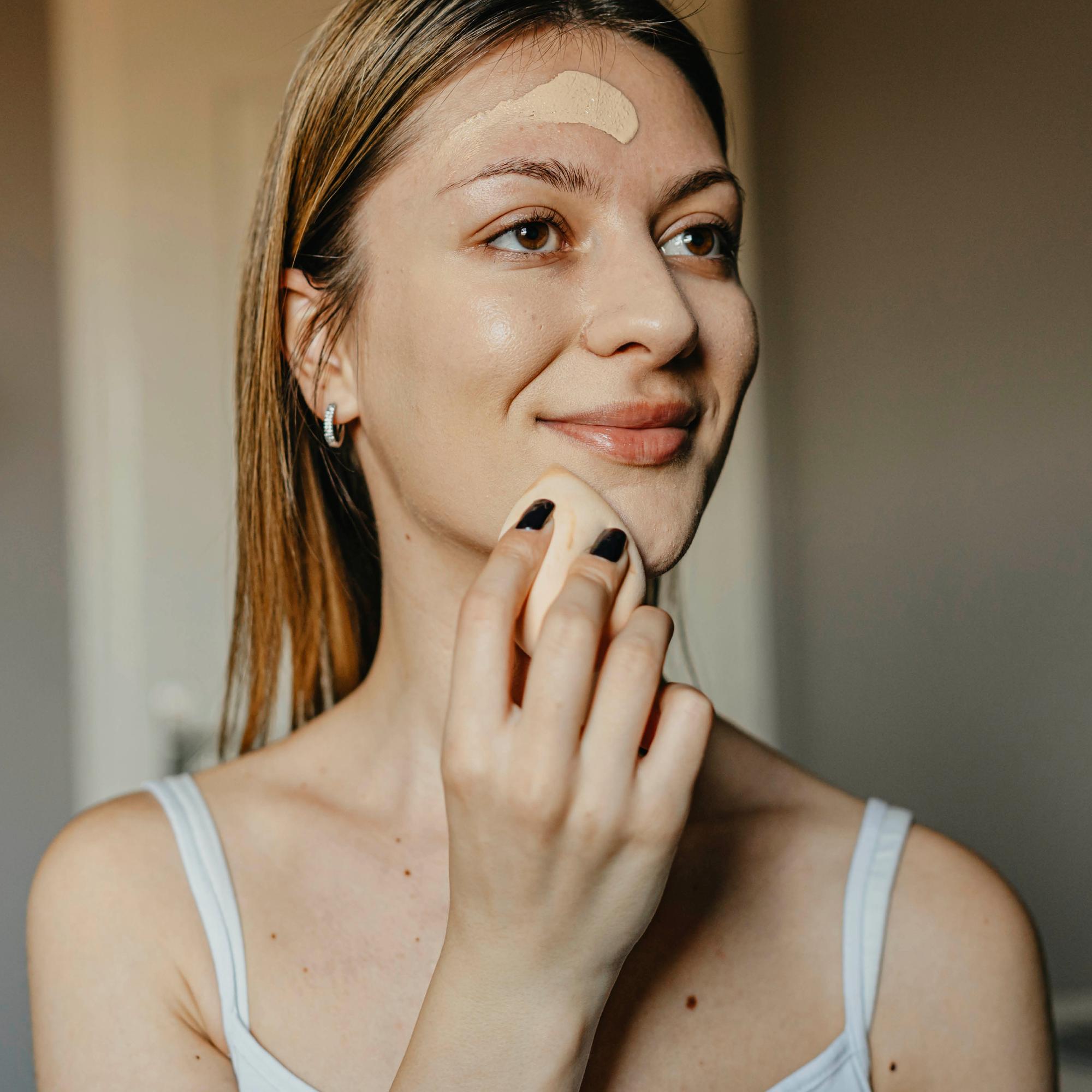 Tästä syystä meikkivoidetta ei kannata testata kämmenselälle – meikkaaja neuvoo vinkit, miten löydät oikean sävyn