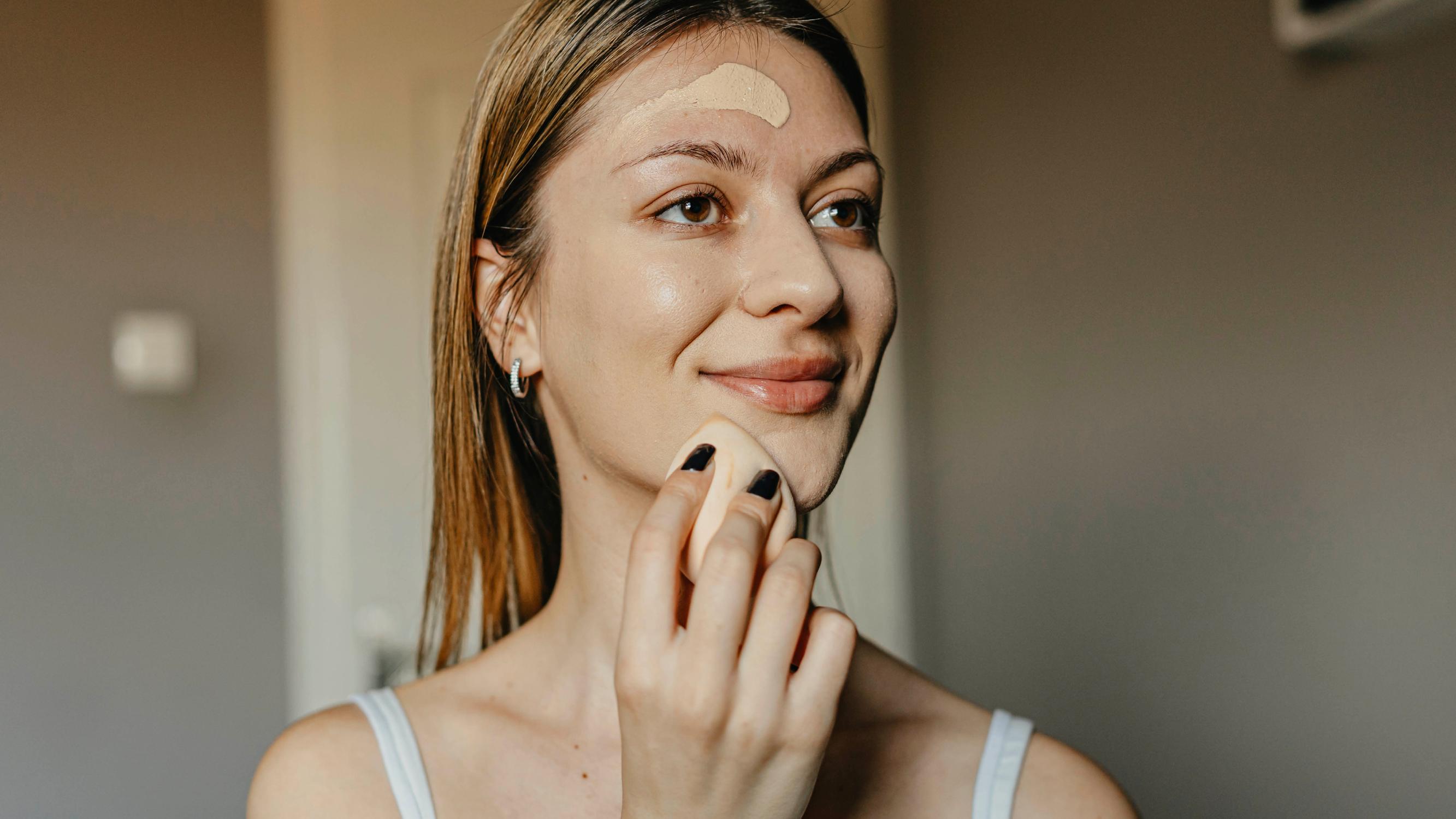 Tästä syystä meikkivoidetta ei kannata testata kämmenselälle – meikkaaja neuvoo vinkit, miten löydät oikean sävyn