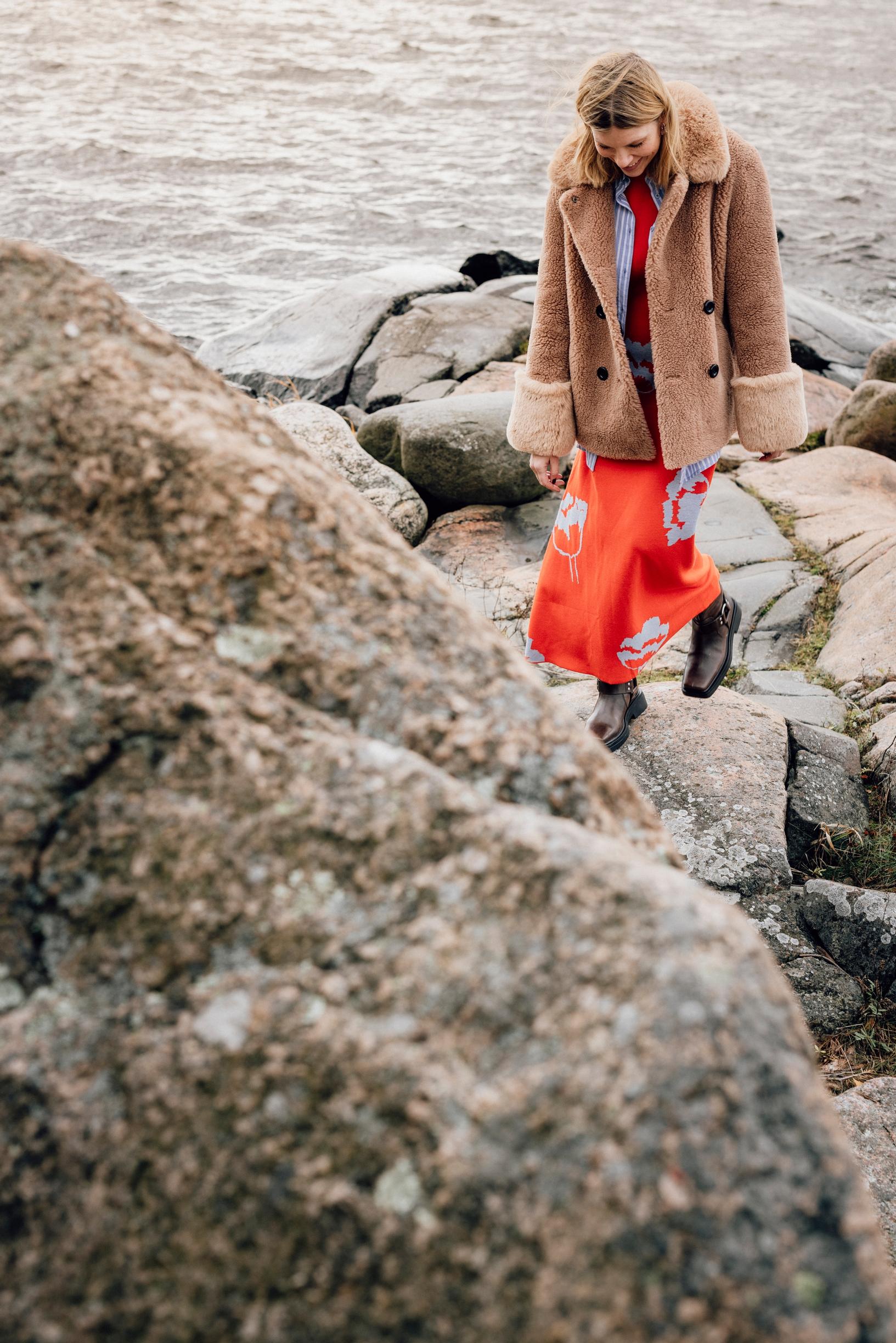 Leikkuu Myski -mekko 320 e, Marimekko. Raidallinen kauluspaita 39,95 e, KappAhl. Pörrötakki 440 e, American- dreams. Biker-bootsit 209,95 e, Vagabond / Zalando.