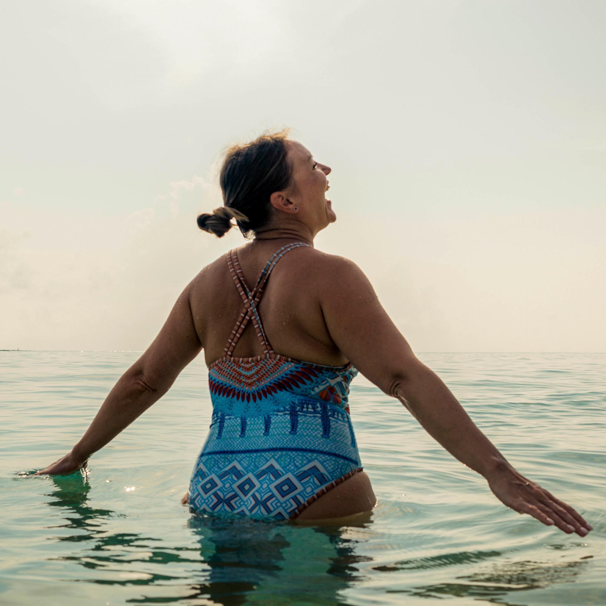 Tässä on 10 kesän parasta uimapukua kaikenkokoisille – yksi monen suosikkityyleistä on muodissa jälleen