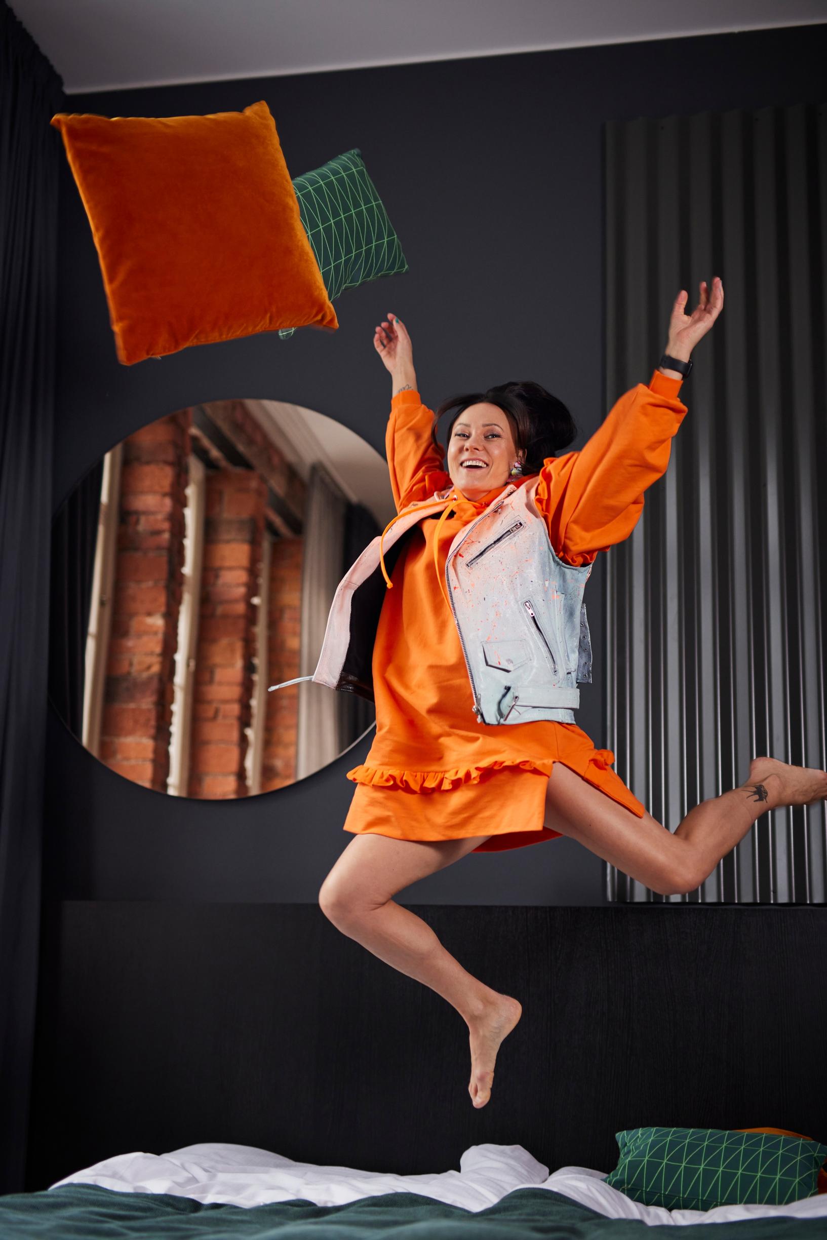 ”Voimakas tunne vei jalat alta”, Mira Luoti kuvailee rakastumistaan nykyiseen kumppaniinsa Olli Saksaan.