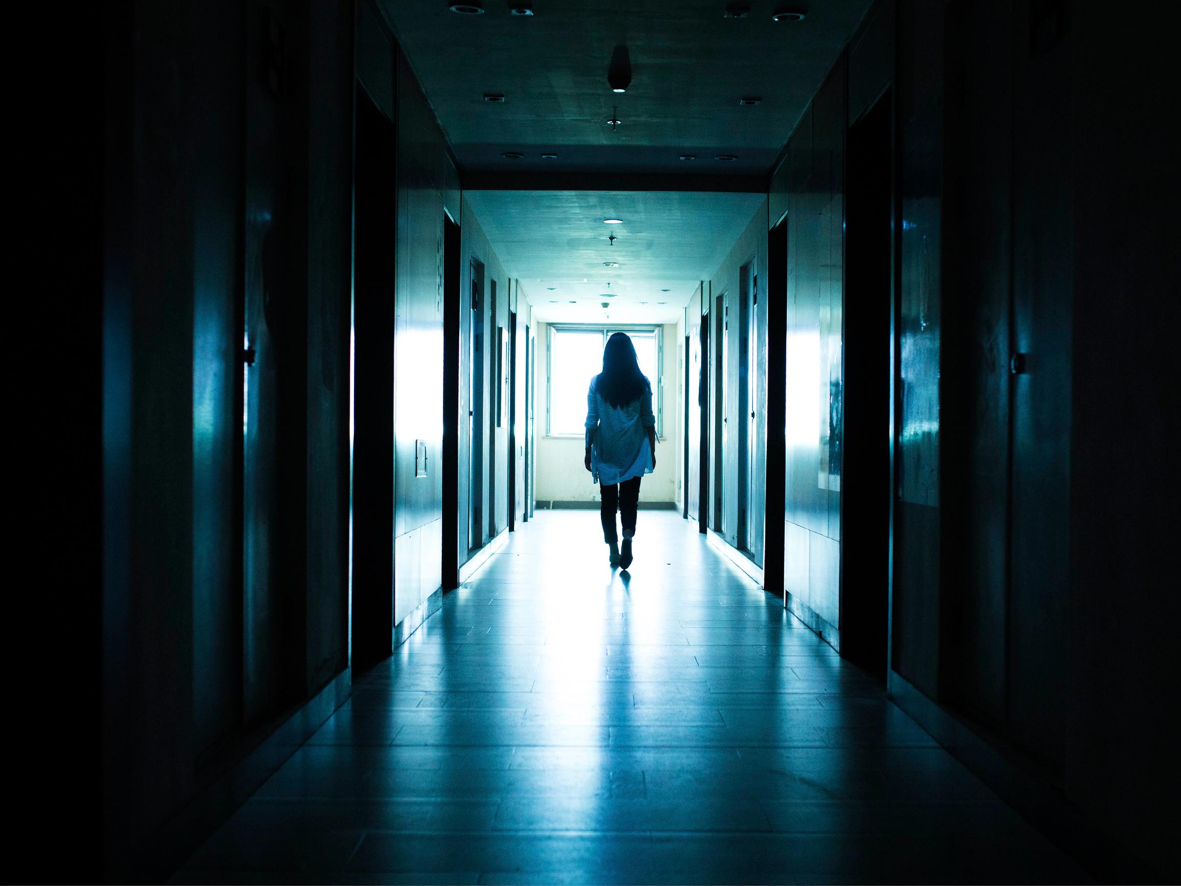 Oletko joutunut työssäsi uhkaaviin tilanteisiin? Psykologin mukaan tämä on ratkaiseva asia, ettei pelko muutu pysyväksi