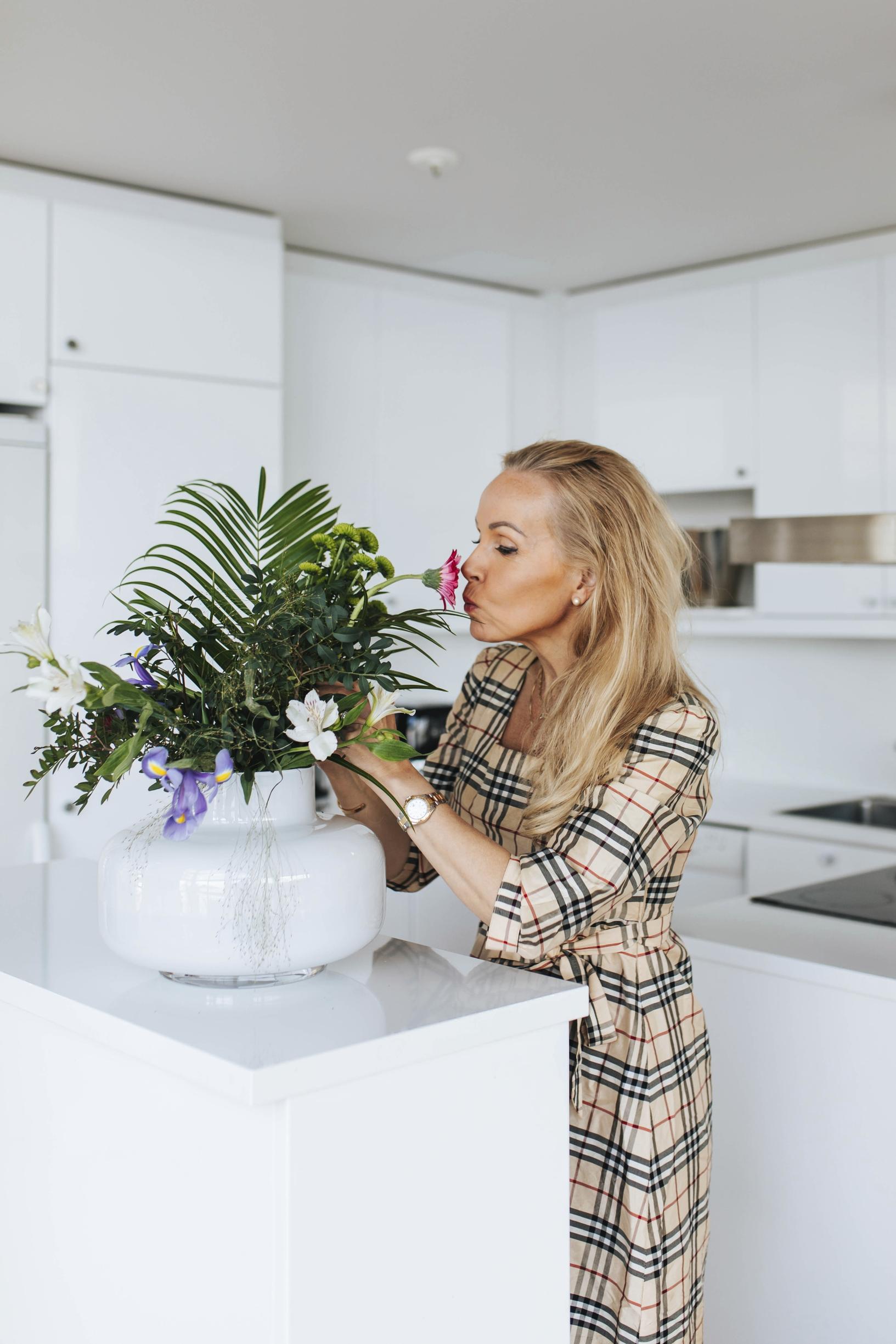 Liisa tekee mielellään asetelmia. Kukat ovat Marimekon Urna- maljakossa.