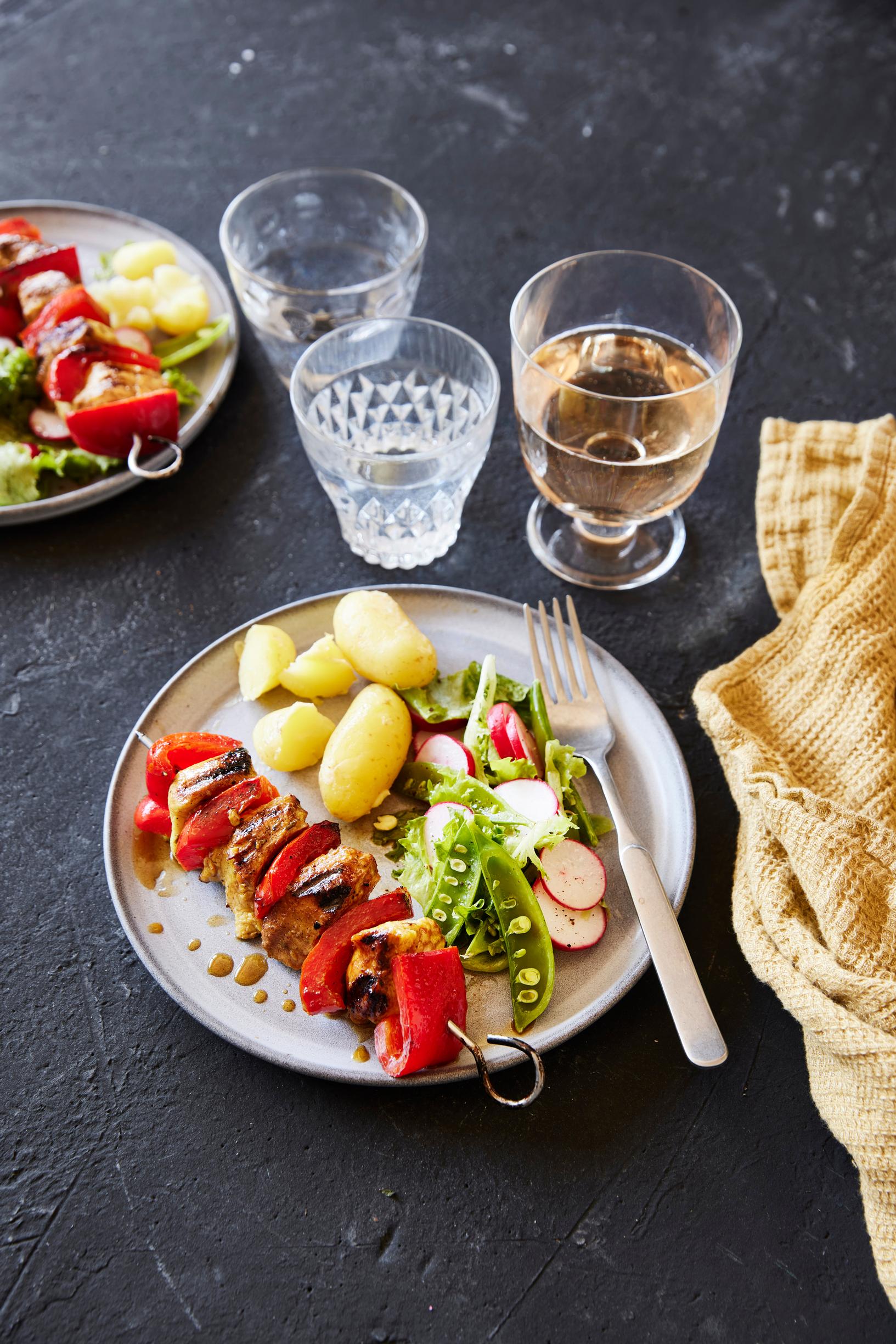 Vartaiden kera maistuvat niin raikas vesi kuin elegantti luomu­roseekin. Lisukkeina maistuvat uudet perunat ja voi sekä raikas salaatti.