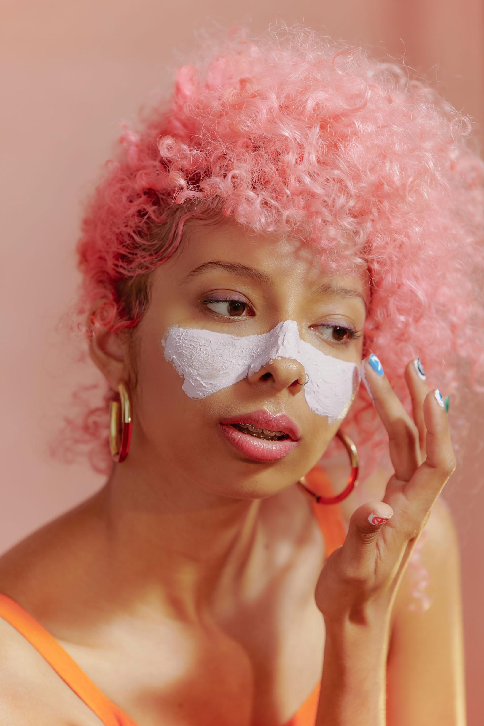 Laajentuneet ihohuokoset tai punoittavat kasvot? Ammattilaiset kertovat vinkit, joilla vaativakin iho rauhoittuu