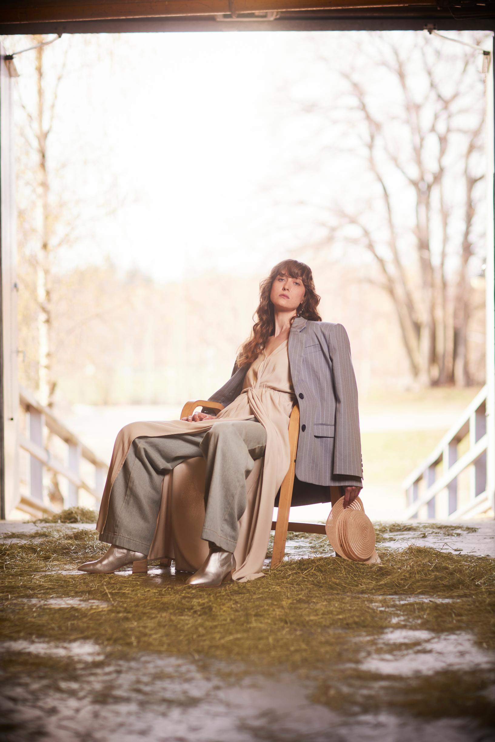 Mekko 379 e, Sand Copenhagen. Leveät farkut 139 e ja liituraitableiseri 279 e, Gestuz. Bootsinilkkurit 195 e, Unisa. Hellehattu 199 e, KN. Lasipallokorvakorut 9,99 e, Reserved.