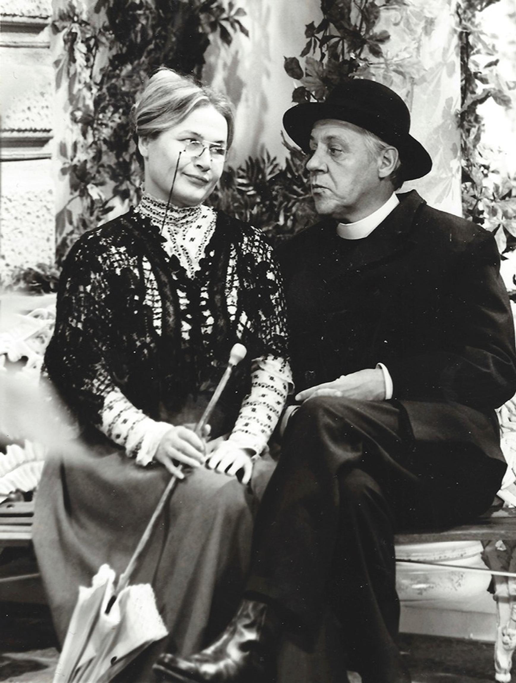 Oscar Wilden Sulhaseni Ernest on ainoa näytelmä, jossa Anja ja Pehr-Olof Sirén näyttelivät yhdessä kaikkina Televisioteatterin vuosinaan.