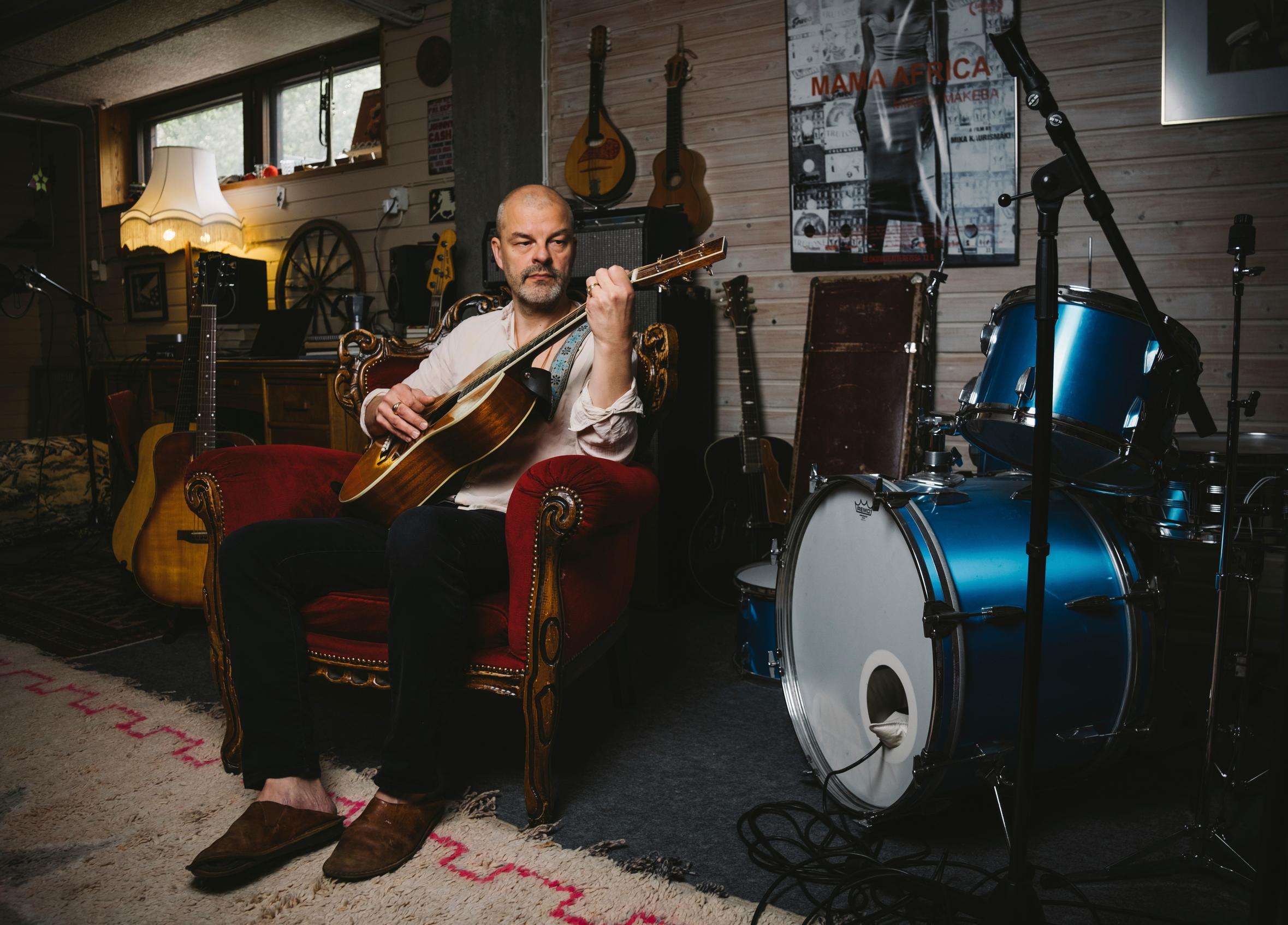 Tuure kotona musiikkihuoneessaan