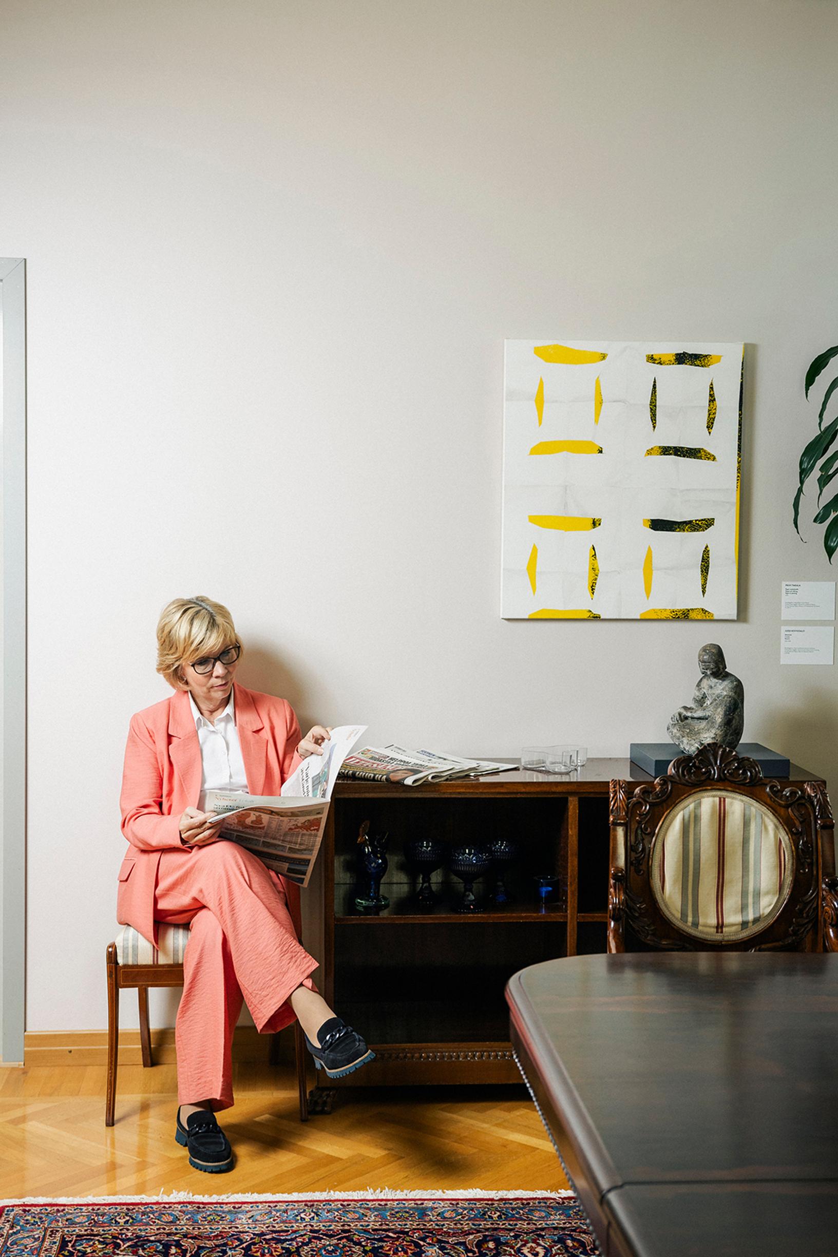 Anna-Maja oppi 19-vuotiaana, ettei jäädy tiukoissakaan tilanteissa. Silloin hän joutui mökkimatkalla yksin merihätään. Hän muisti isoveljen neuvon ja laski ankkurin sekä viittoi lähisaarelta apua.