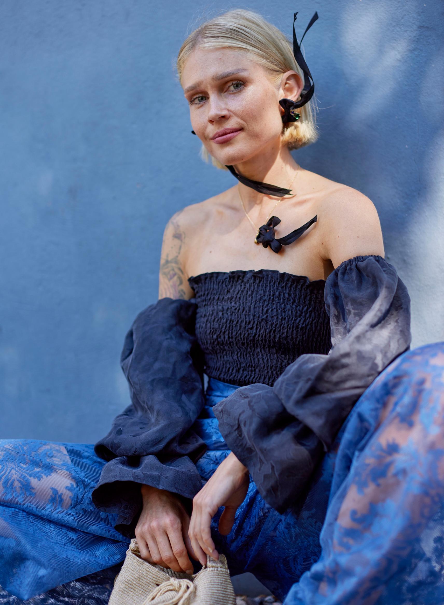 ”Tämän asun voisin pukea juhliin ja tuntea oloni omaksi itsekseni. Paita on Florencen, ja olen yhdistänyt sen verhokankaasta tehtyihin housuihin. Kaulakoru ja rusettikorvikset ovat Love x Loven mallistosta, jonka olen suunnitellut heidän kanssaan yhdessä.” Laukku Aluna. Kengät Margiela ja ne on ostettu Vestiaire Collective -verkko­kaupasta.