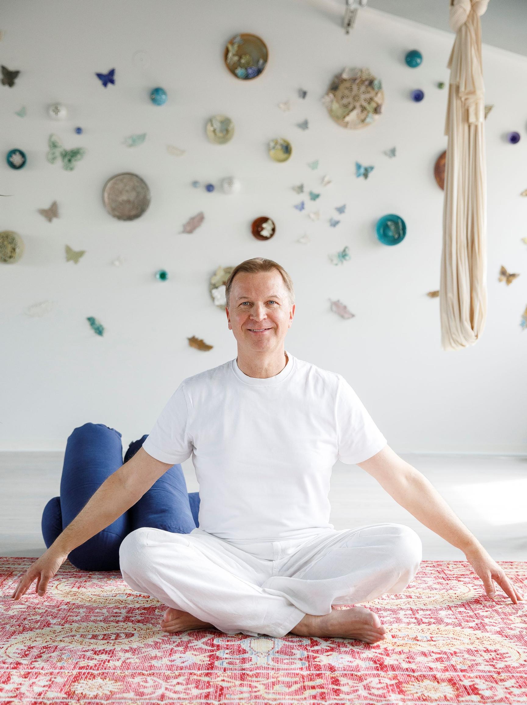 Lämmittele näillä liikkeillä joogasession aluksi – Jore Marjaranta näyttää videolla, miten joogalämmittely tehdään