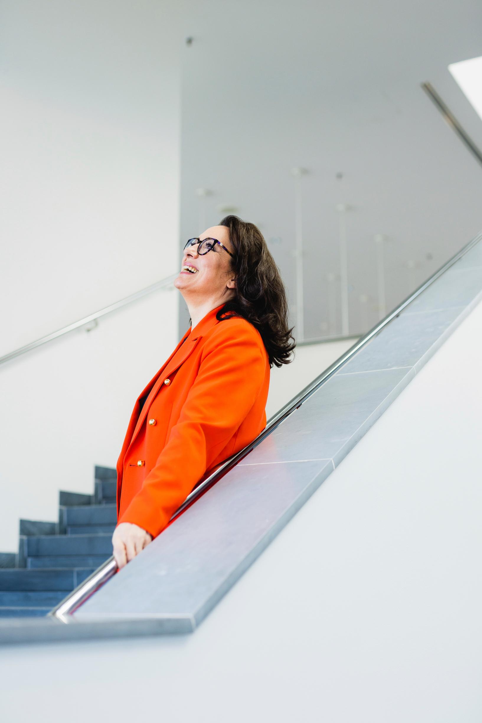 ”Laulajana en voi enää olla prinsessa tai esiintyä housurooleissa, mutta onneksi oopperakirjallisuudessa on myös noita-akkoja, leskikuningattaria ja Armi Ratioita”, Lilli sanoo.