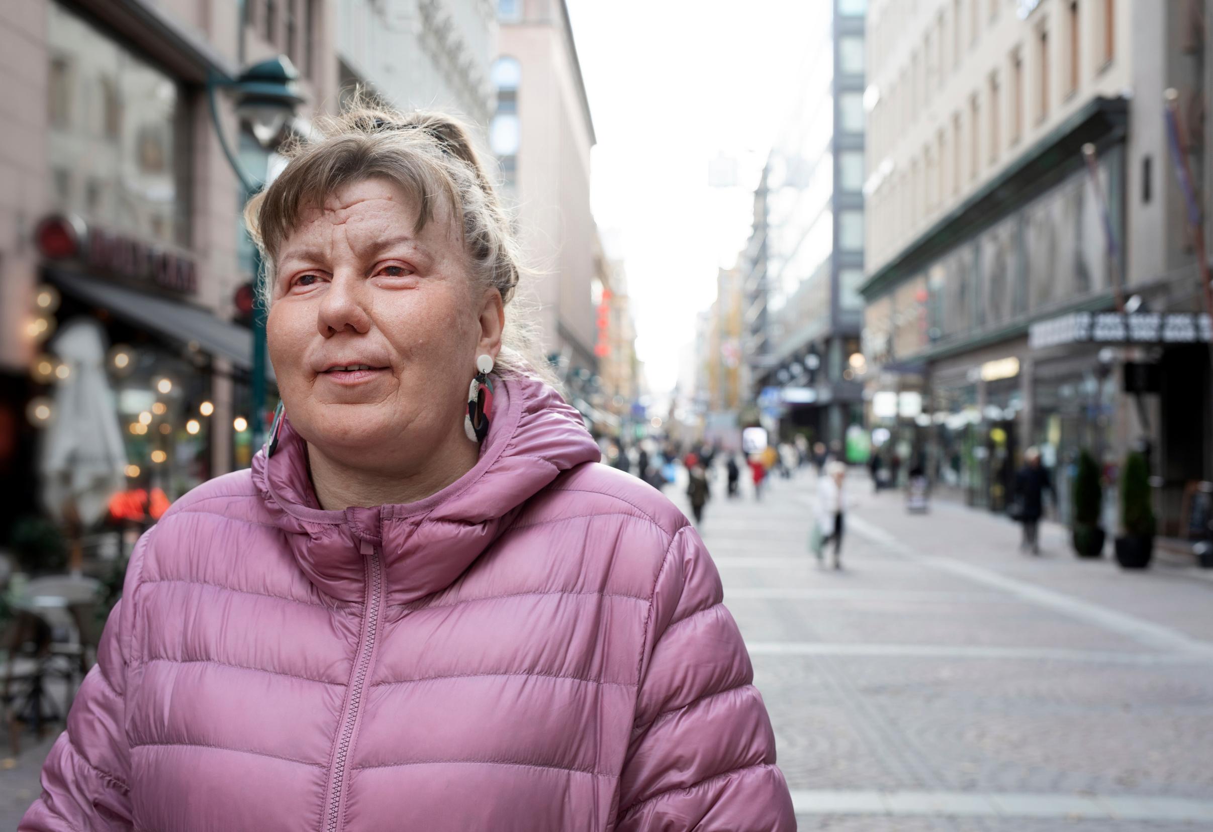 Kuulonäkövammaiset ovat vähemmistö vammaisyhteisön sisällä, Sanna Paasonen kertoo. ”Syrjintää ilmenee myös vammaisryhmien sisällä, ei vain sen ulkopuolella. Se on uuvuttavaa.”