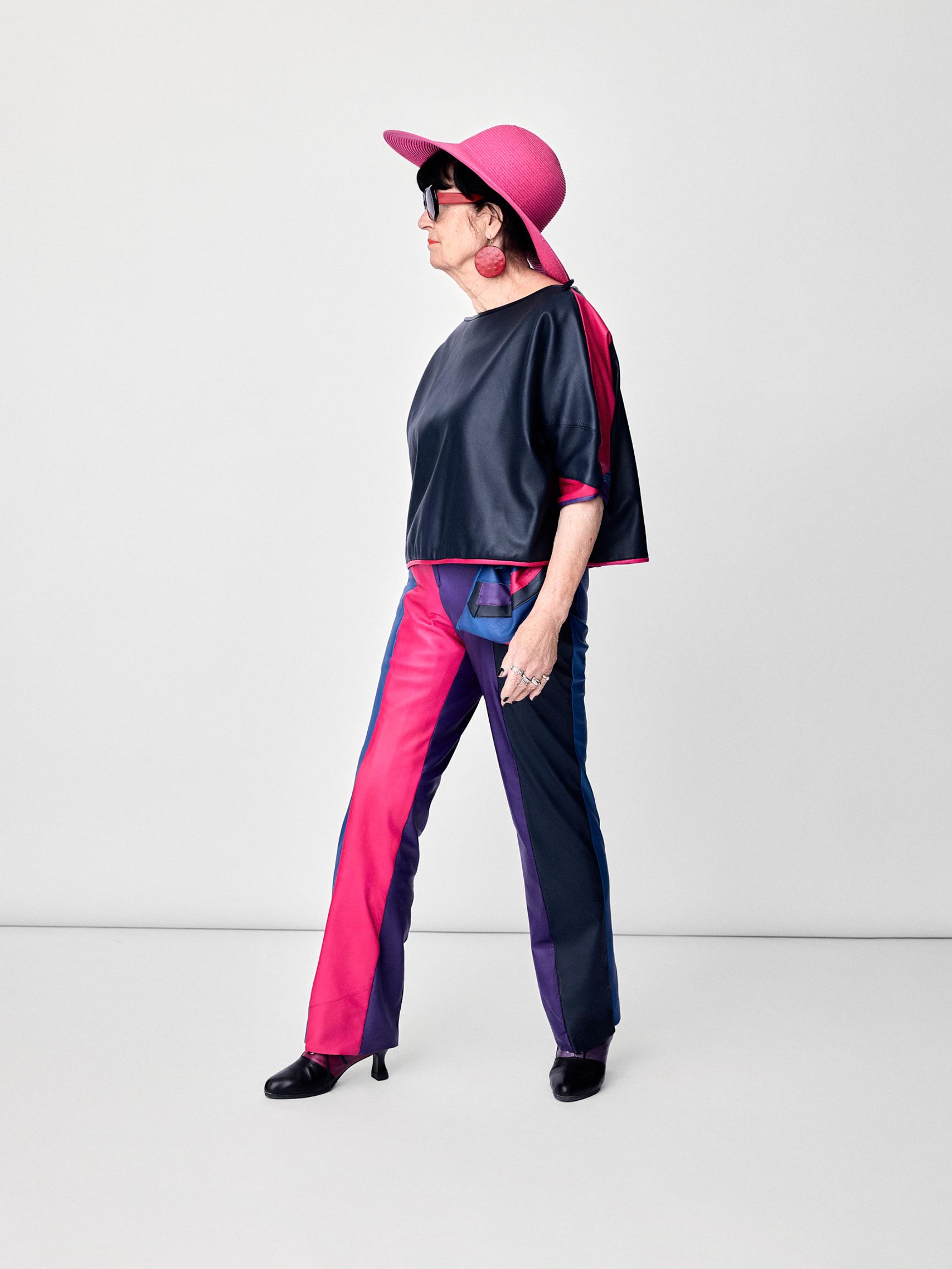 Pinkkilä-asuun kuuluu myös sävy sävyyn tehty pieni pussukka.