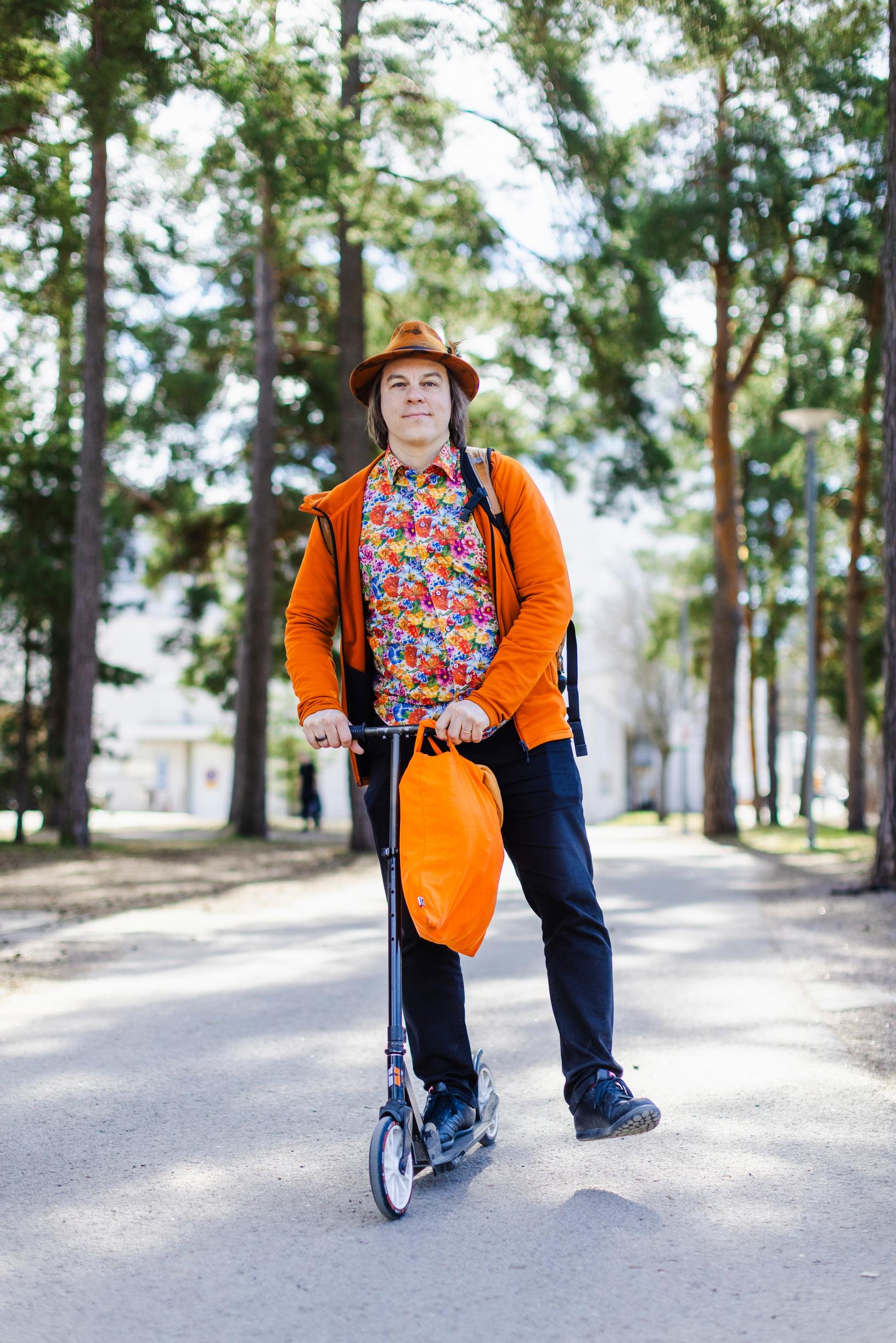 Frank potkulaudalla puiston polulla