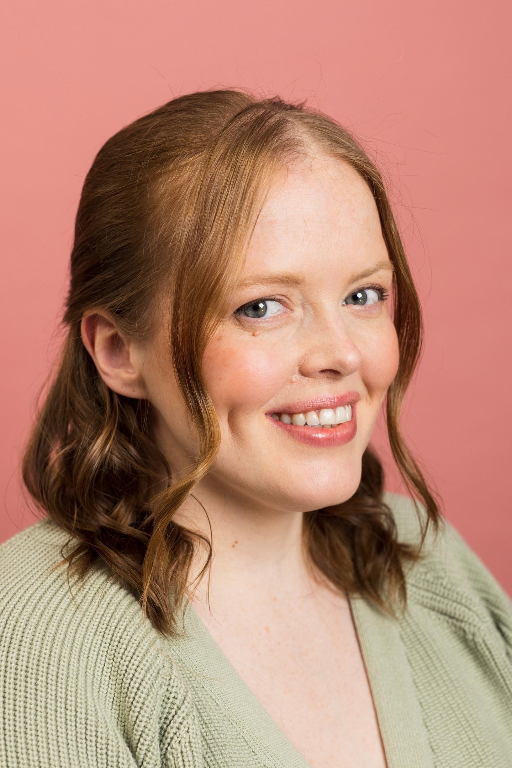 Näin teet helpon kiharakampauksen suoristusraudalla