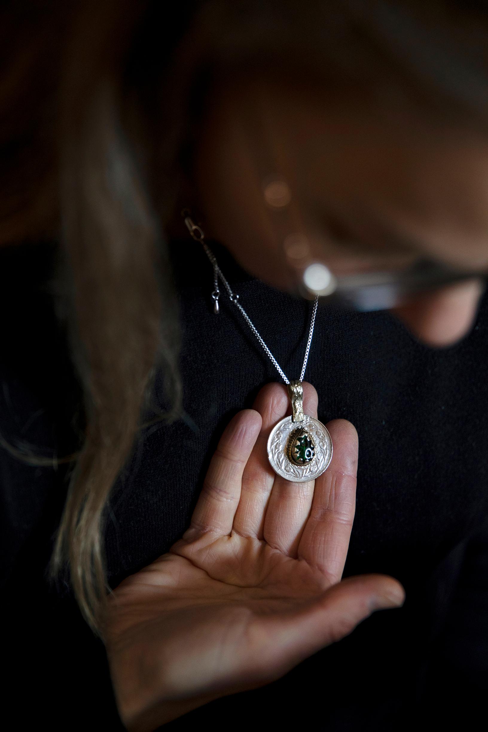 Barendsenien Kabulin-kodin kokki Ewas muisti Ullaa myöhemmin kolikosta tehdyllä kaulakorulla.