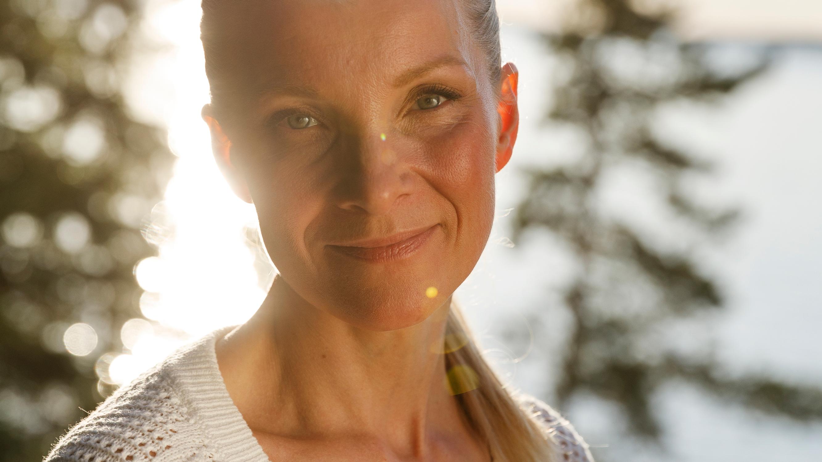 Voiko kasvojooga kohottaa kasvoja? Kasvojoogaopettaja kertoo, mihin sen vaikutukset perustuvat – ja miten laji muutti hänen elämänsä