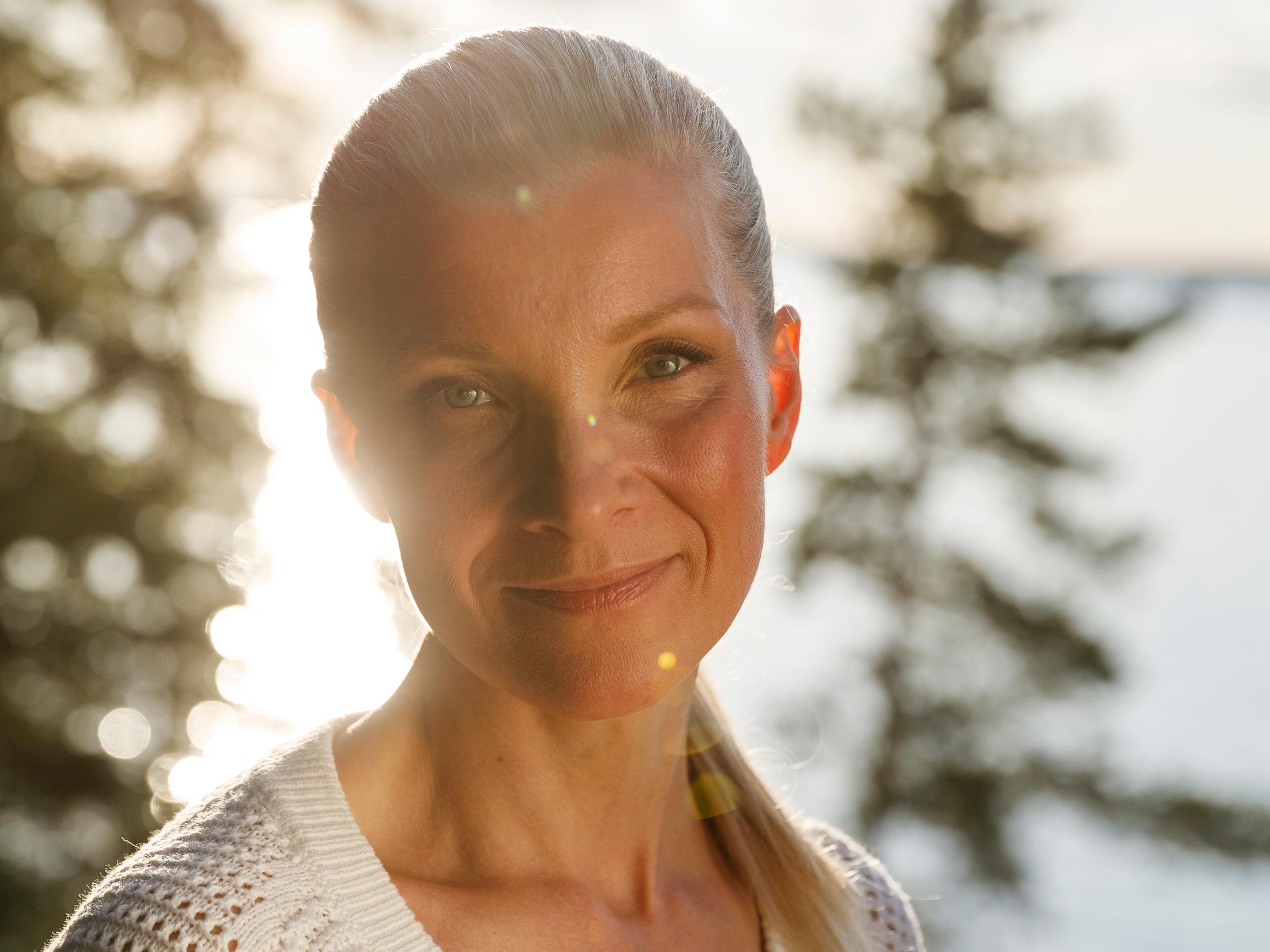 Voiko kasvojooga kohottaa kasvoja? Kasvojoogaopettaja kertoo, mihin sen vaikutukset perustuvat – ja miten laji muutti hänen elämänsä