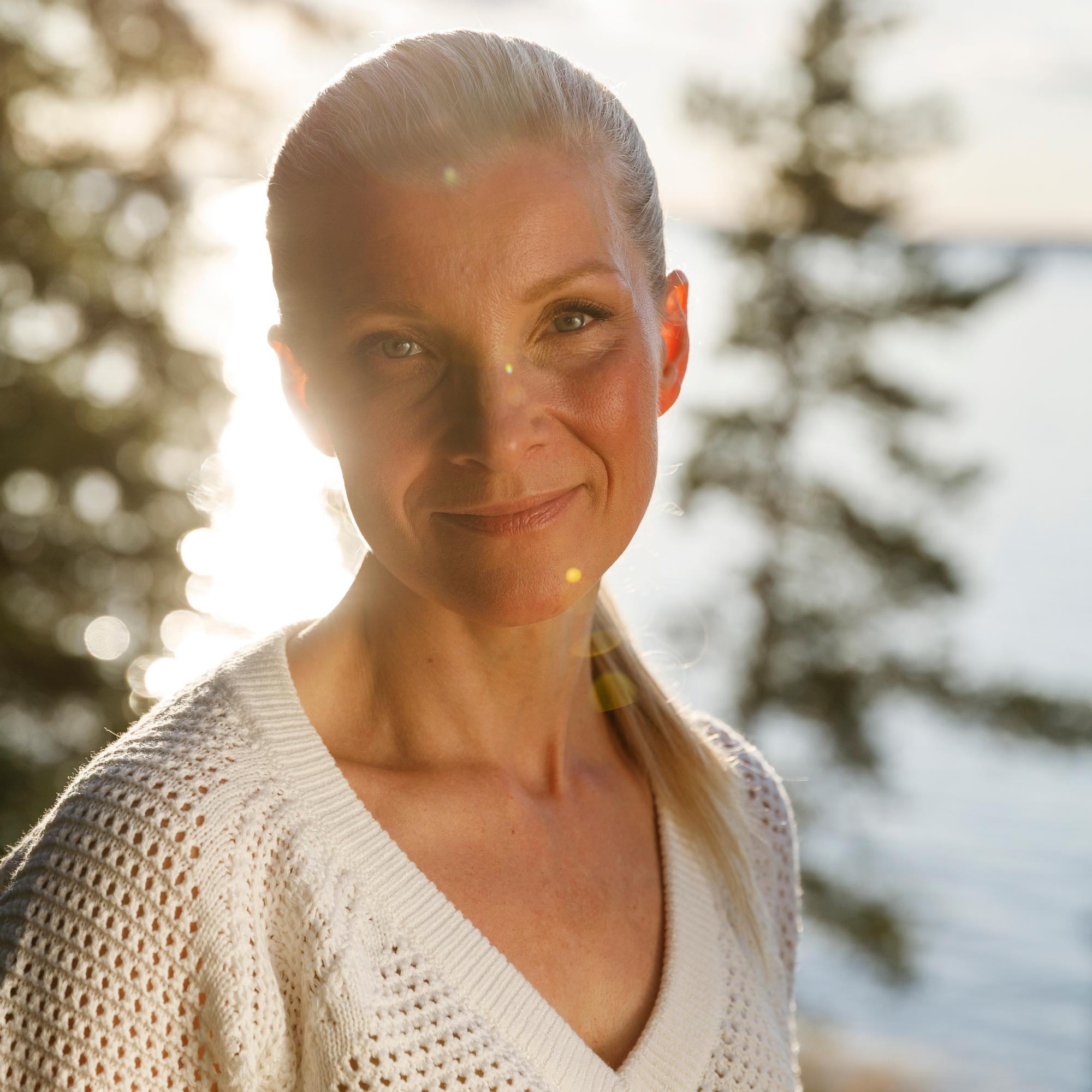 Voiko kasvojooga kohottaa kasvoja? Kasvojoogaopettaja kertoo, mihin sen vaikutukset perustuvat – ja miten laji muutti hänen elämänsä