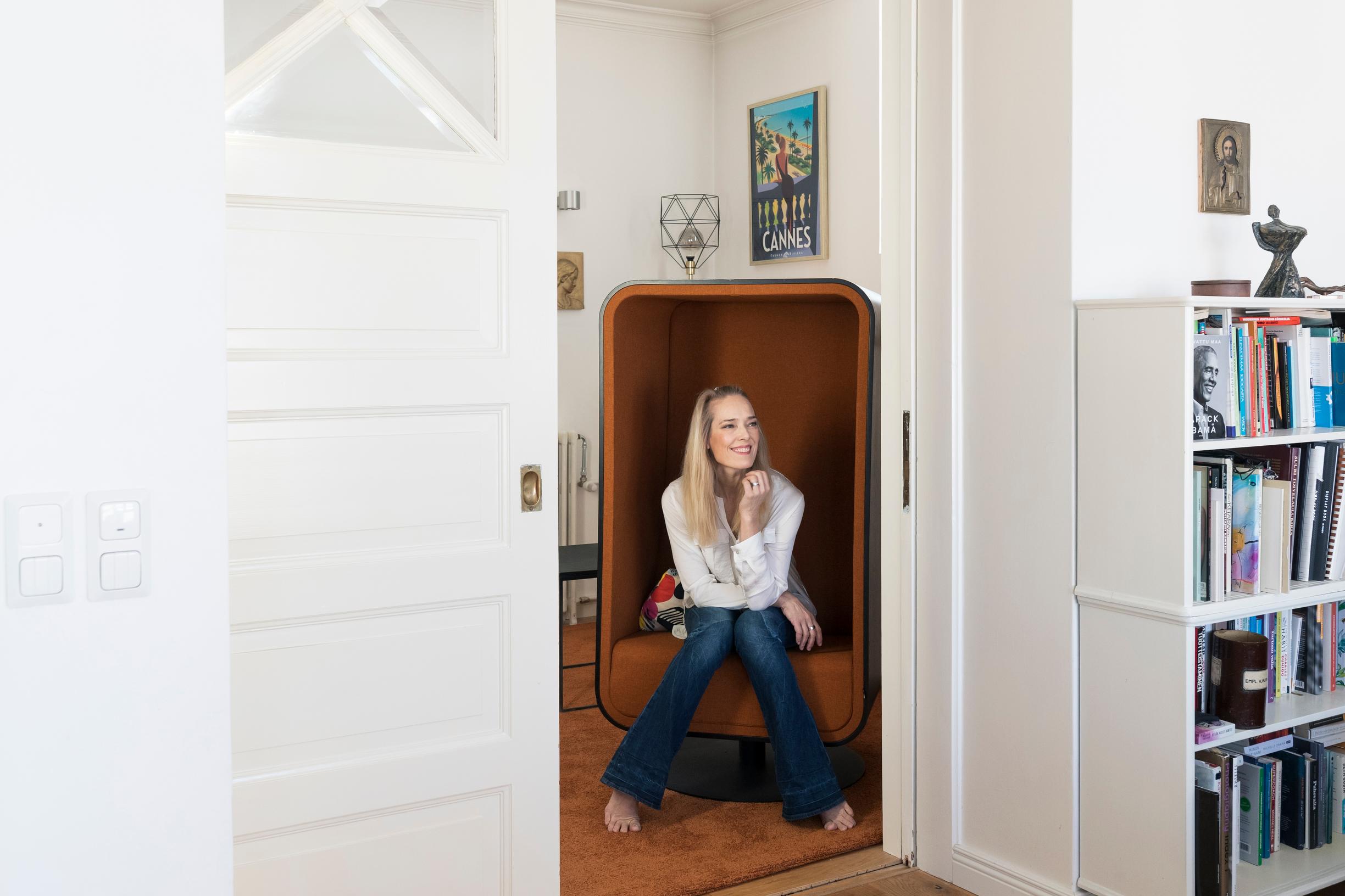 Tanssija Minna Tervamäen perheen 124-neliöinen koti huokuu särmää ja rentoutta – ”Sängyllä pomppiminen on sallittua”