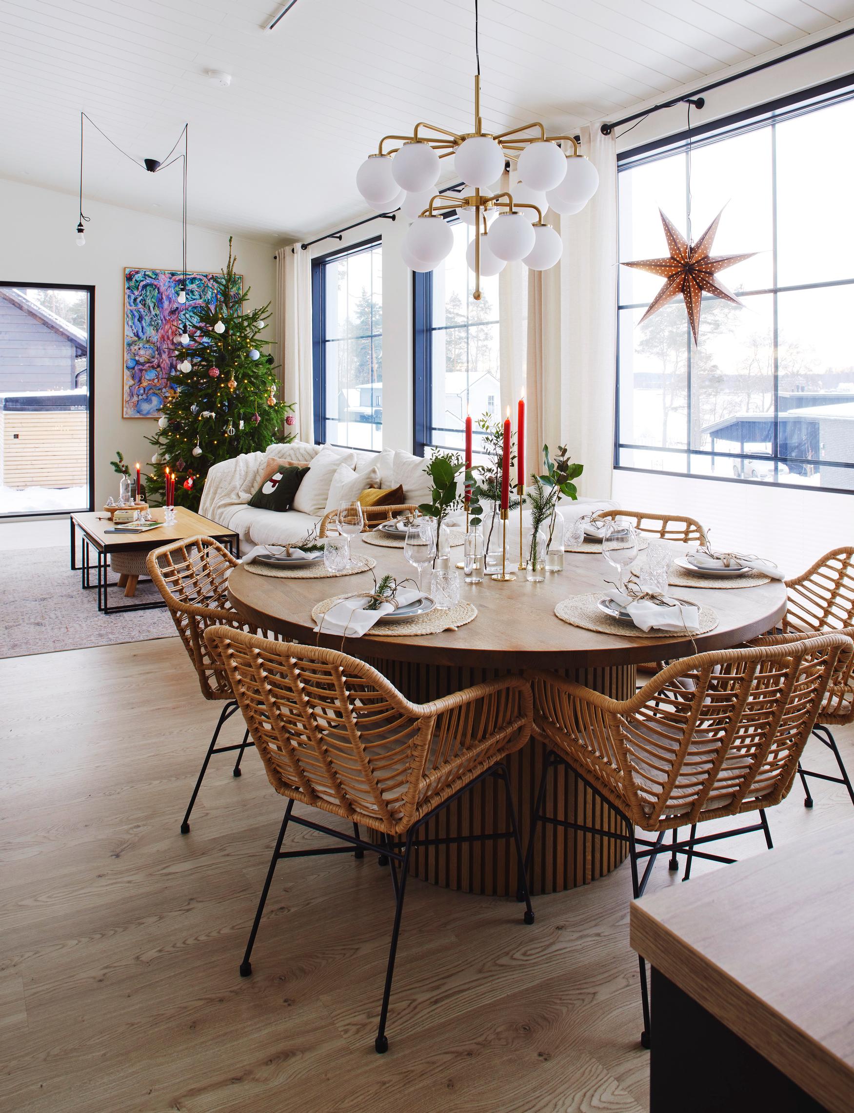 Yläkerrassa sijaitsevat keittiö ja olohuone ovat yhtä tilaa. Olohuoneen maalauksen teki ystävä ja kollega Johanna Lumme. Sohva kutsuu koko perhettä löhöämään.