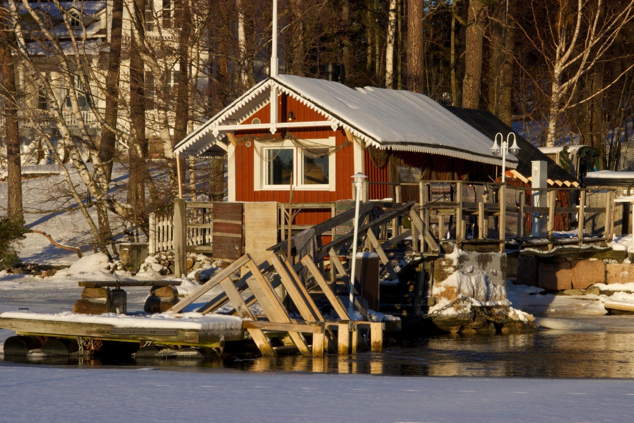 Villa Furuvikin sauna mereltä päin kuvattuna