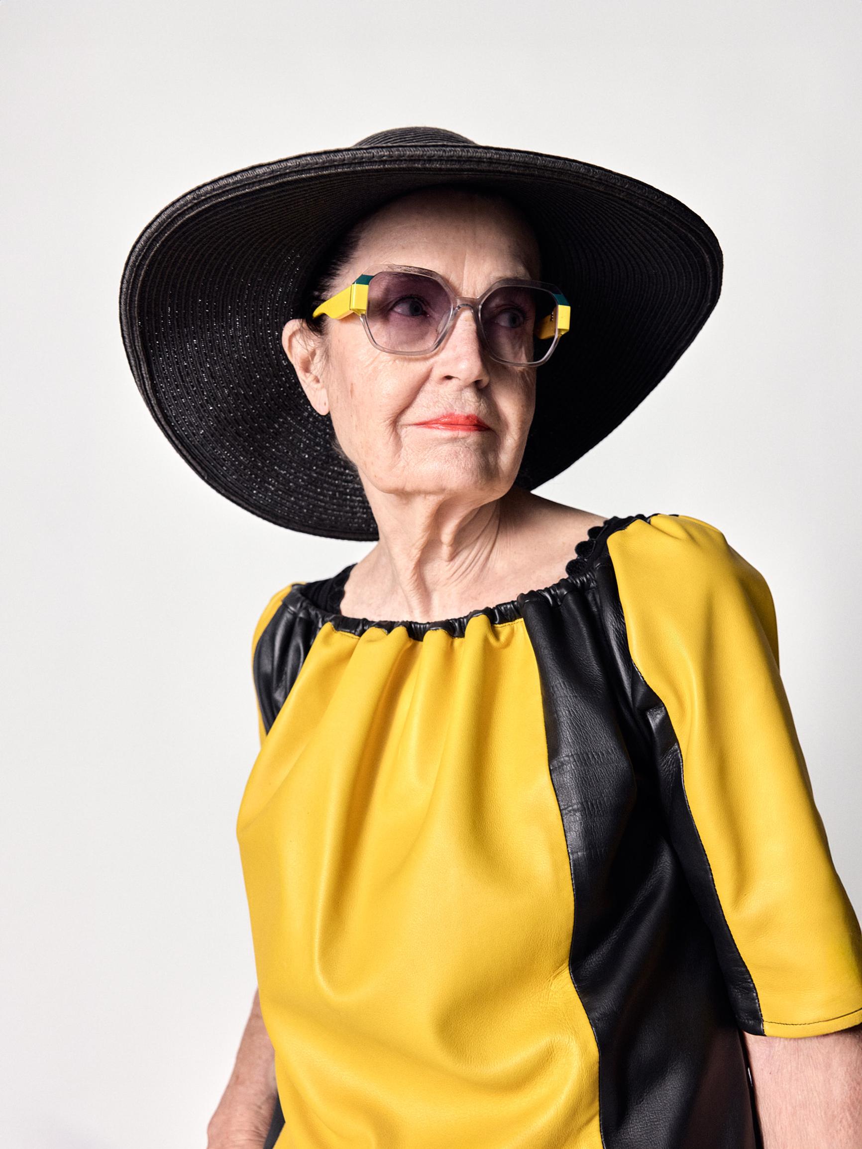 Aurinko-asukokonaisuus on vaatteiden ja asusteiden harmoniaa.